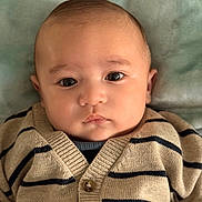 Aloys a rejoint le concours — aidez-le/la à gagner de superbes lots ! baby, infant, child, face, portrait, eyes, cheeks, close_up, blanket, cardigan, striped_clothing, buttons, soft_light, indoors, lying_down, head, beige, gaze, adorable, newborn