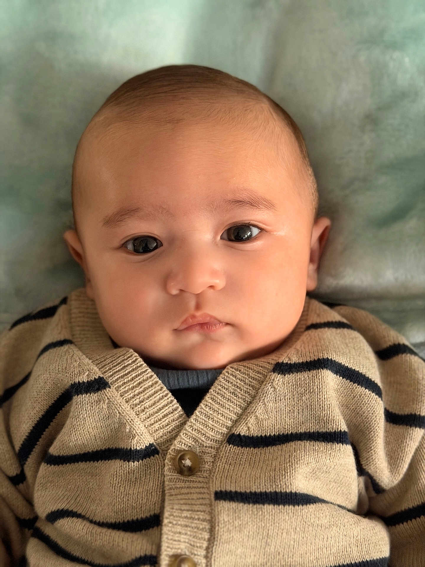 Aloys a rejoint le concours — aidez-le/la à gagner de superbes lots ! baby, infant, child, face, portrait, eyes, cheeks, close_up, blanket, cardigan, striped_clothing, buttons, soft_light, indoors, lying_down, head, beige, gaze, adorable, newborn