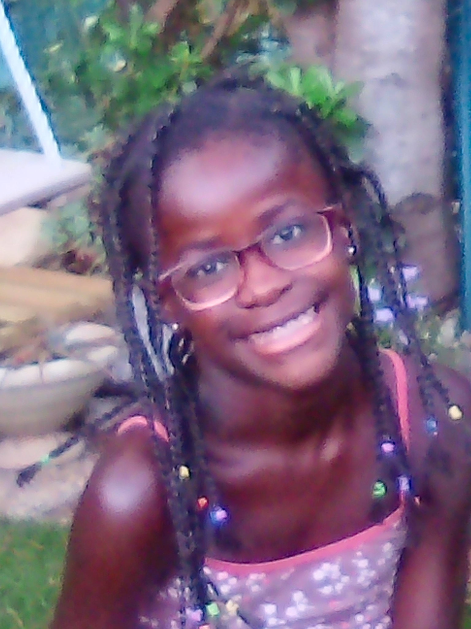 Laura participe au concours pour gagner de l'argent avec cette photo : adaptation, black_hair, earrings, event, eyebrow, eyewear, fashion_accessory, fun, glasses, hairstyle, happy, jewellery, joy, leisure, lip, long_hair, magenta, necklace, person, smile