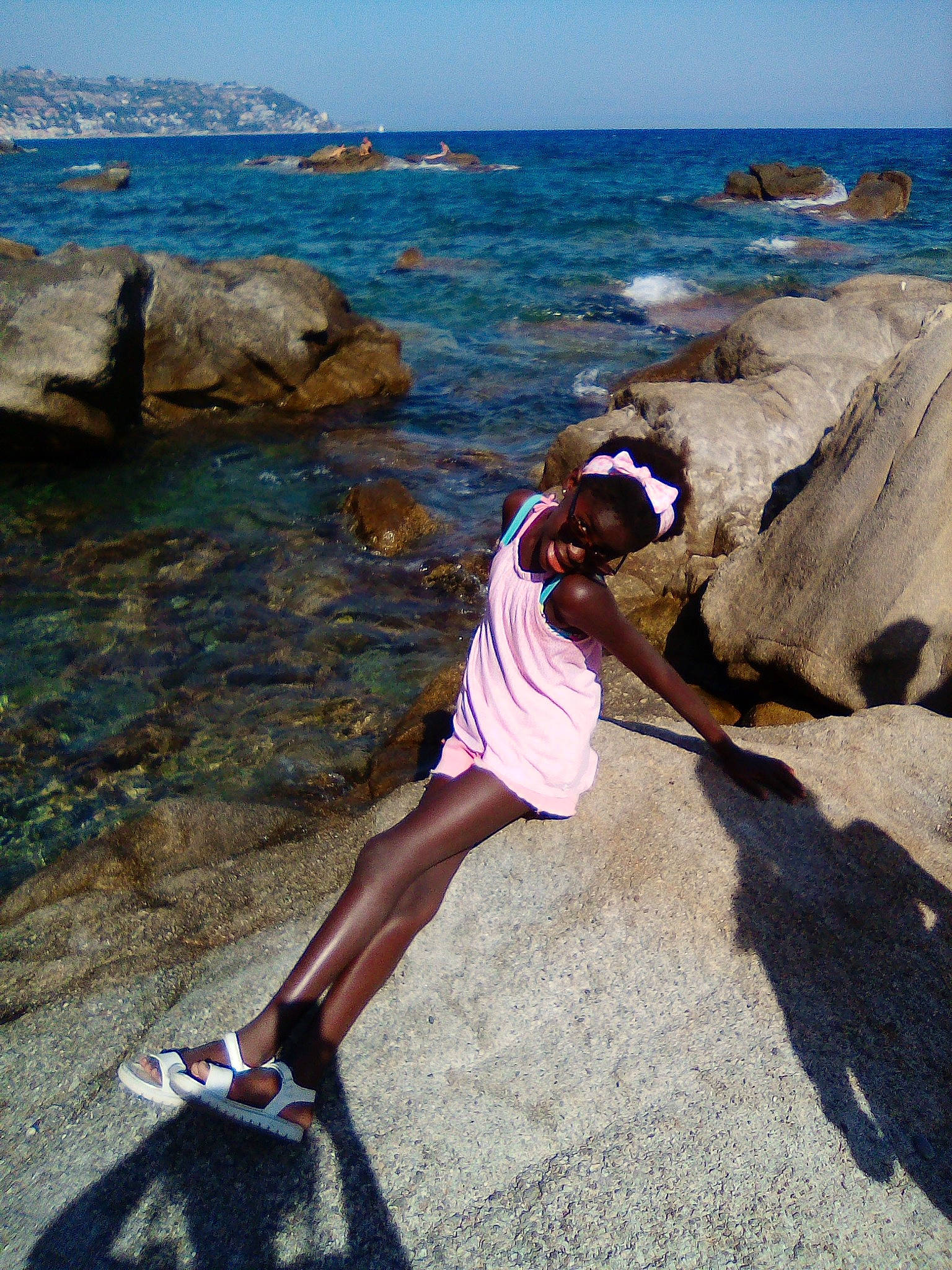 Laura participe au concours pour gagner de l'argent avec cette photo : beach, beauty, blue, body_of_water, coastal_and_oceanic_landforms, fun, glasses, happy, knee, landscape, leisure, people_in_nature, person, sand, shorts, sky, sunglasses, thigh, travel, water