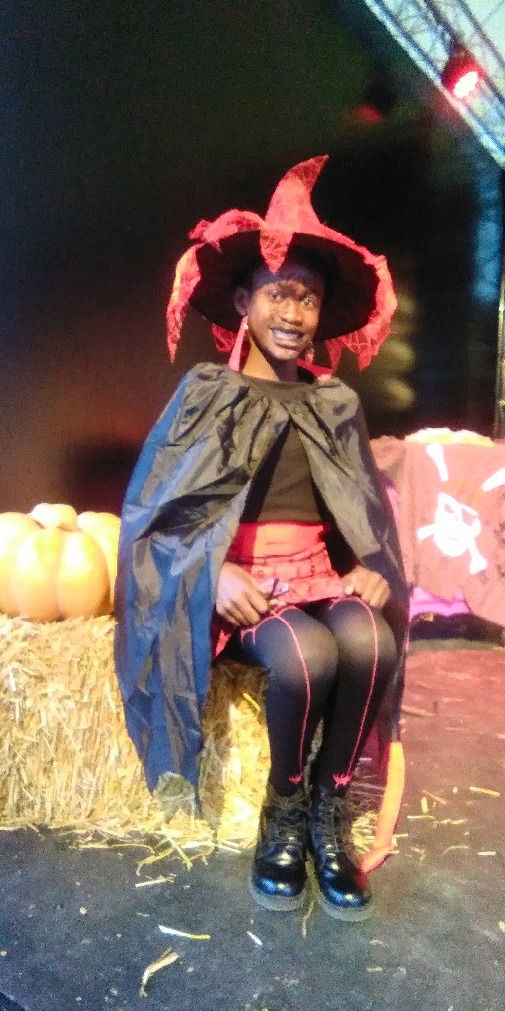 Laura participe au concours pour gagner de l'argent avec cette photo : acting, artist, boot, costume, costume_design, drama, entertainment, event, fashion_design, fun, hat, joy, magenta, outerwear, performance, performance_art, performing_arts, person, public_event, smile