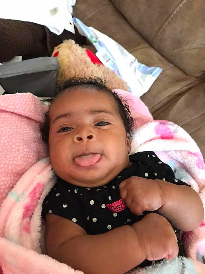 Azul is registered to the contest to win money with this photo: baby, car_seat, cheek, child, ear, face, head, headgear, mouth, neck, person, pink, skin, smile, toddler