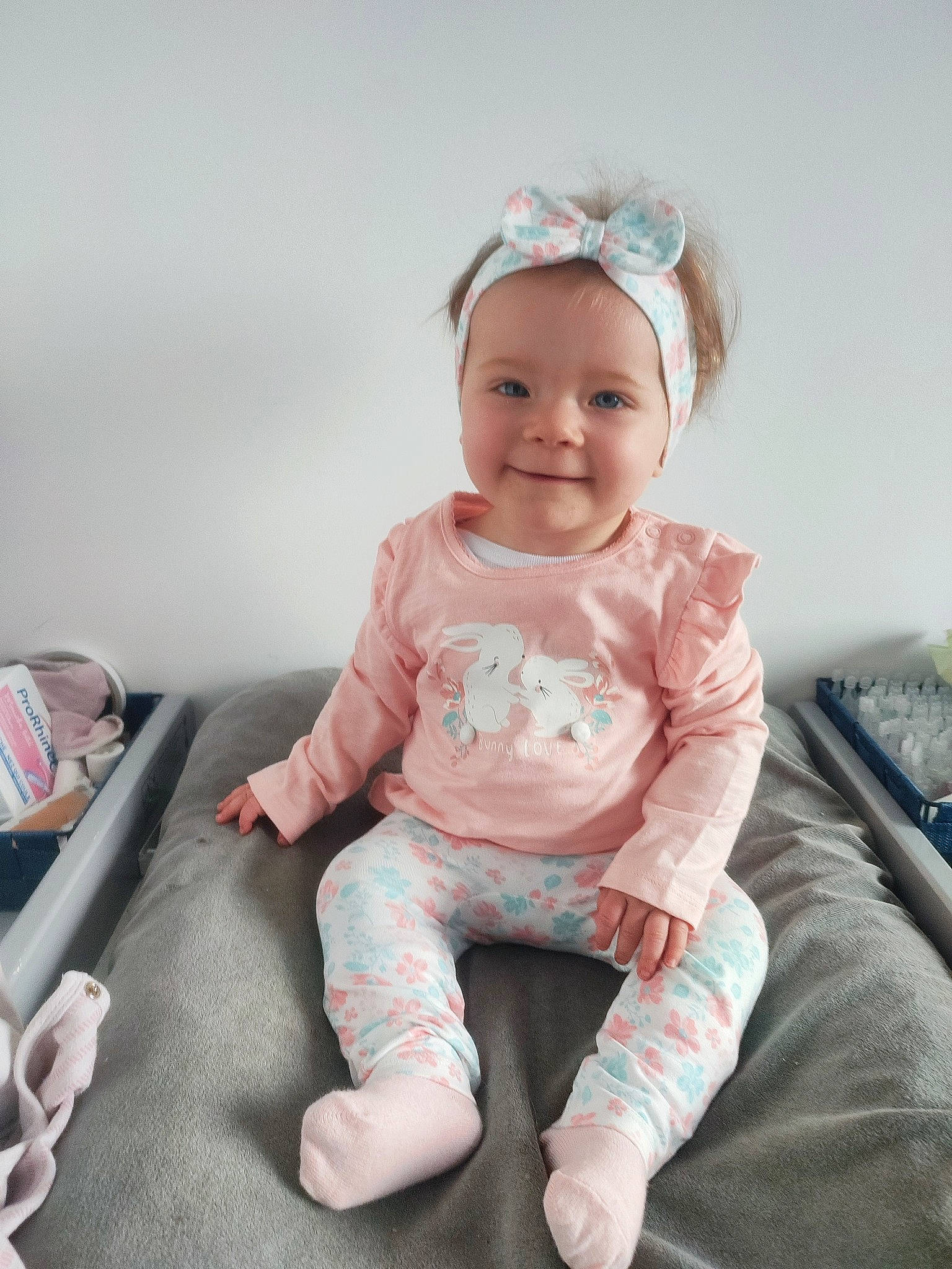 Lyana participe au concours pour gagner de l'argent avec cette photo : baby, baby_toddler_clothing, cap, child, comfort, finger, flash_photography, fun, happy, human_leg, joy, knee, magenta, person, pink, skin, sleeve, smile, sock, t_shirt