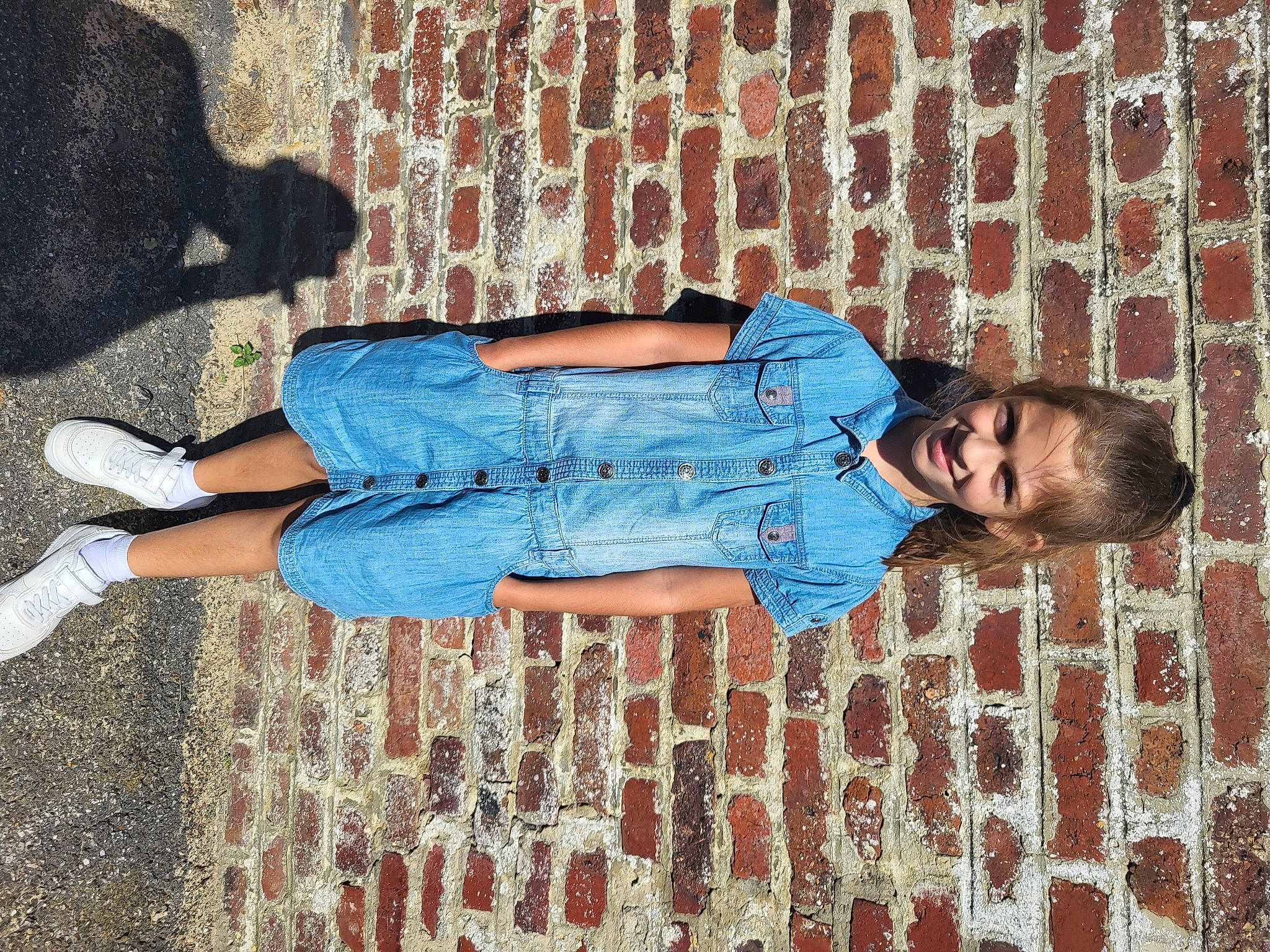 Harmonie participe au concours pour gagner de l'argent avec cette photo : azure, beauty, brick, brickwork, denim, electric_blue, foot, human_leg, joint, joy, knee, line, pattern, person, red, sitting, standing, textile, thigh, waist