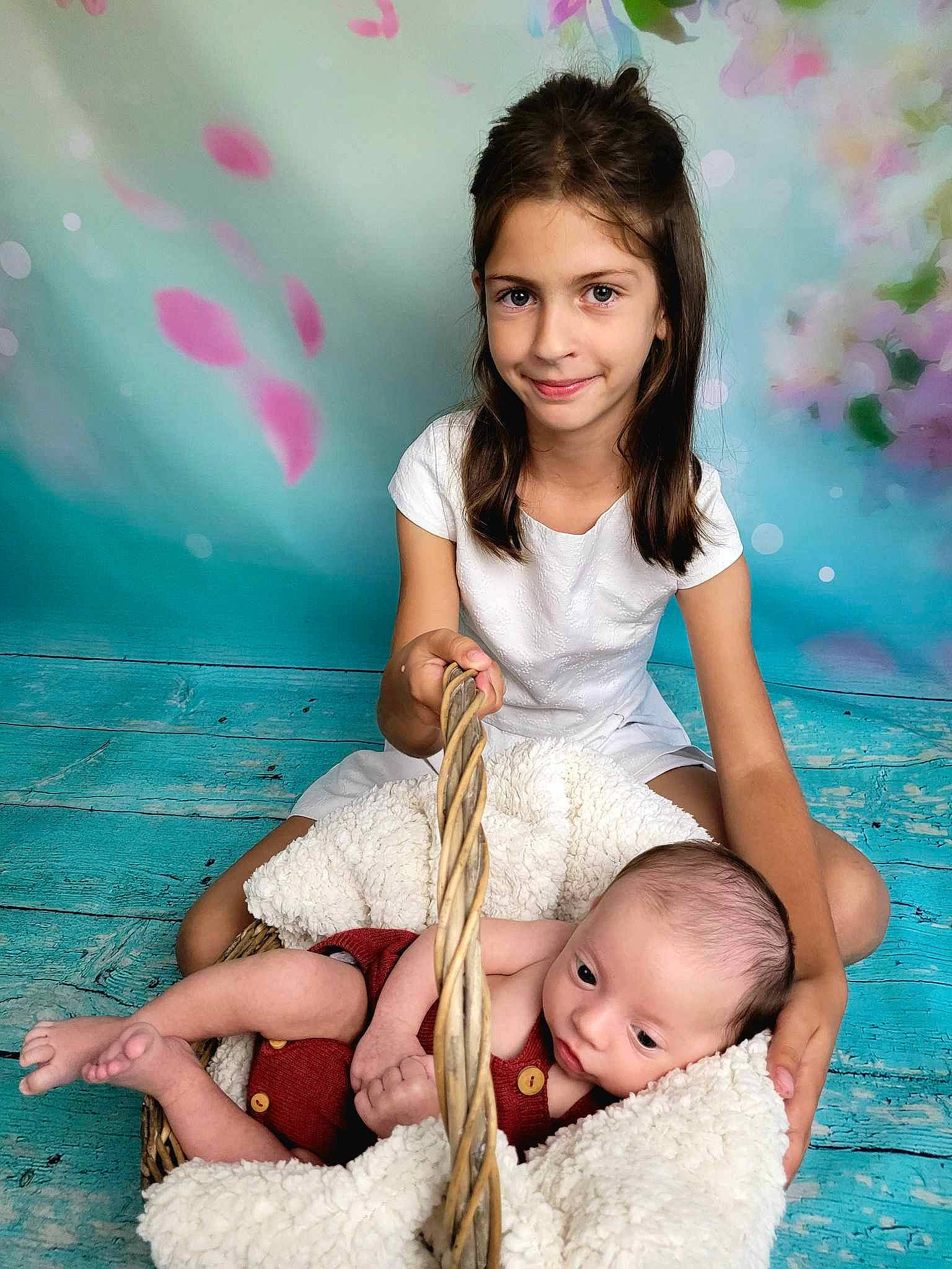 Harmonie a rejoint le concours — aidez-le/la à gagner de superbes lots ! child, comfort, eye, facial_expression, flash_photography, fun, hair, hairstyle, happy, head, human, joy, people, people_in_nature, person, photograph, pink, shorts, skin, smile