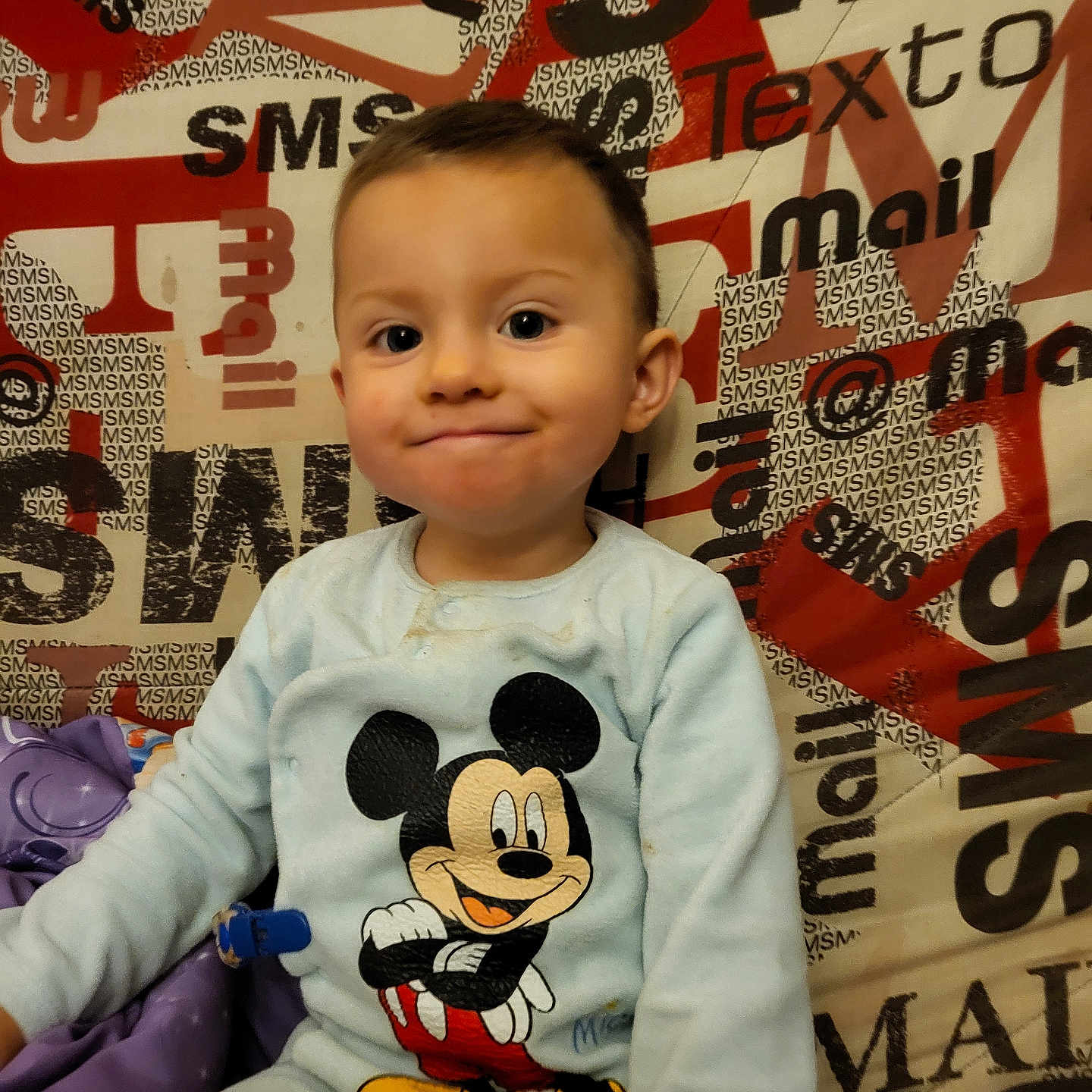 Ayden a rejoint le concours — aidez-le/la à gagner de superbes lots ! baby, bodypart, clothing, couch, cushion, face, finger, hand, happy, head, homedecor, longsleeve, pants, person, photography, portrait, sitting, sleeve, smile, t_shirt