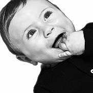 Sasha a rejoint le concours — aidez-le/la à gagner de superbes lots ! baby, infant, face, hand, fingers, black_and_white, portrait, curious, looking_up, clothing, child, cute, expression, head, young, small, skin, person, closeup, monochrome