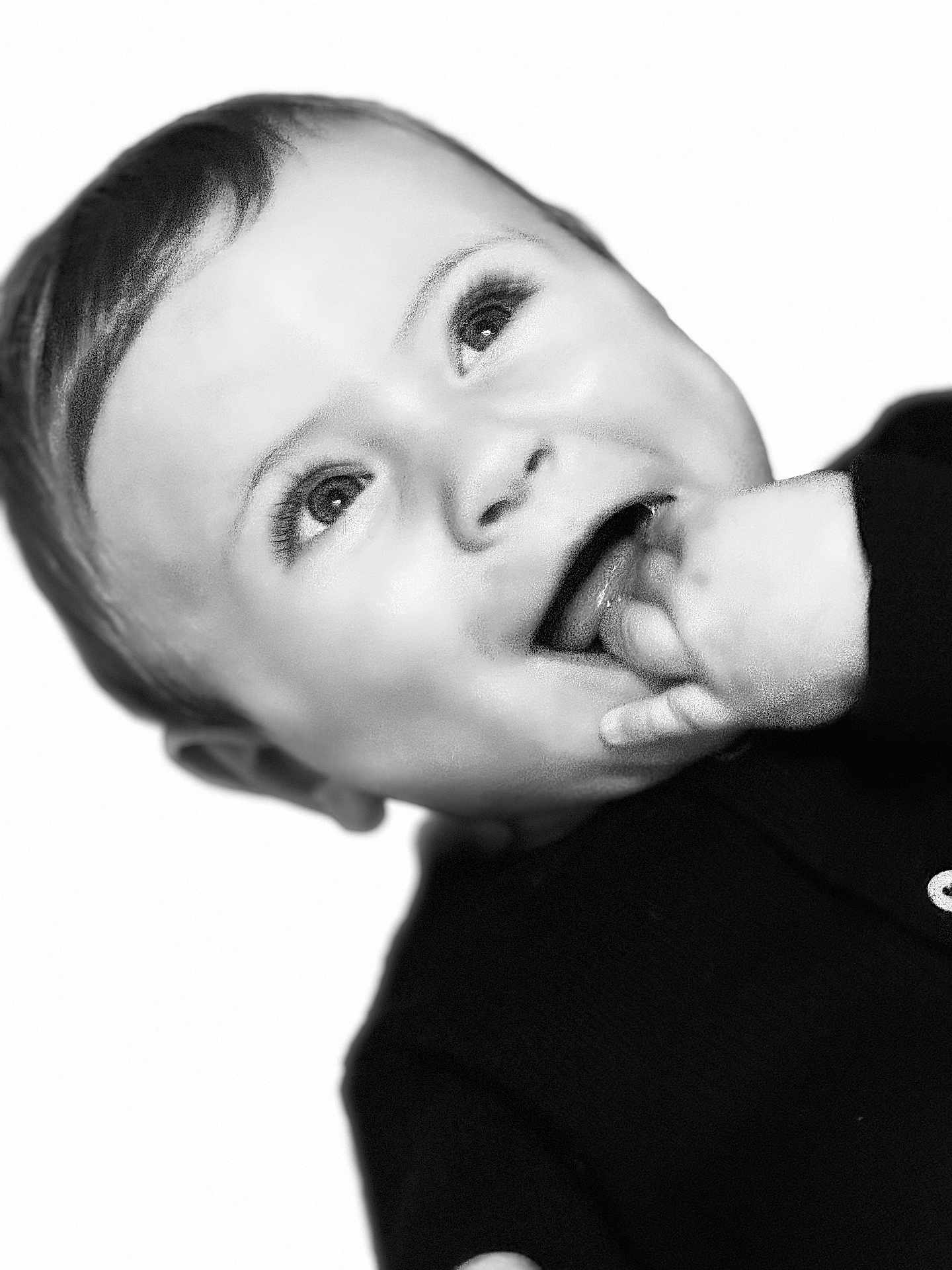 Sasha a rejoint le concours — aidez-le/la à gagner de superbes lots ! baby, infant, face, hand, fingers, black_and_white, portrait, curious, looking_up, clothing, child, cute, expression, head, young, small, skin, person, closeup, monochrome