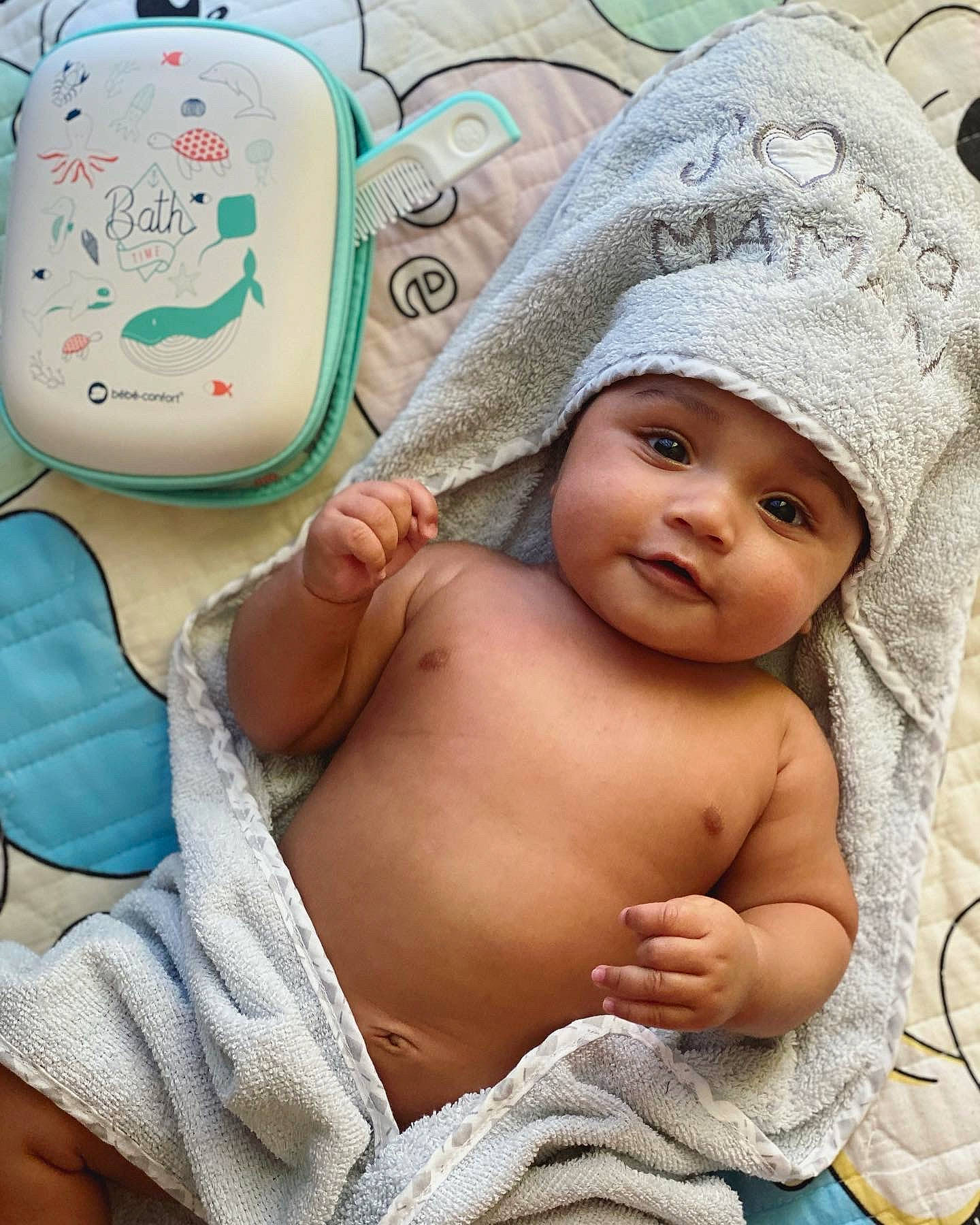 Mayronn participe au concours pour gagner de l'argent avec cette photo : abdomen, baby, baby_products, baby_safety, baby_sleeping, baby_toddler_clothing, bedding, cap, cheek, chest, child, comfort, fashion_accessory, happy, headwear, linens, person, skin, smile, sun_hat