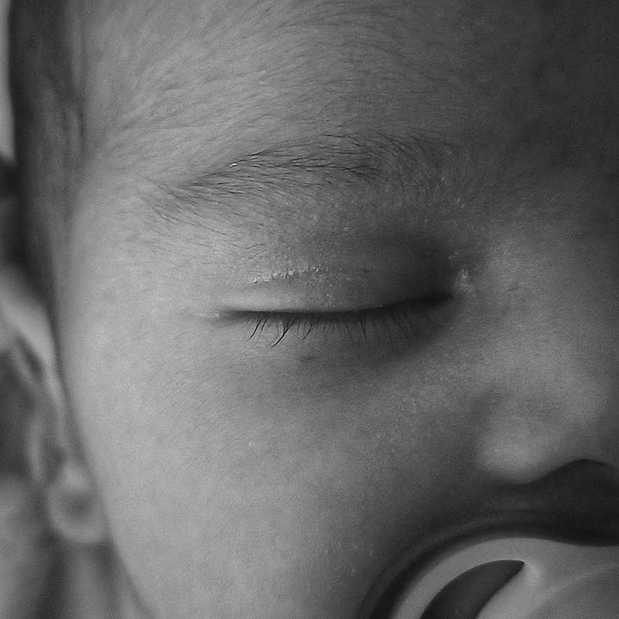 Amnay participe au concours pour gagner de l'argent avec cette photo : baby, black_and_white, calm, child, close_up, cute, delicate, eyelashes, face, head, infant, newborn, pacifier, peaceful, portrait, resting, skin, sleeping, soft, young
