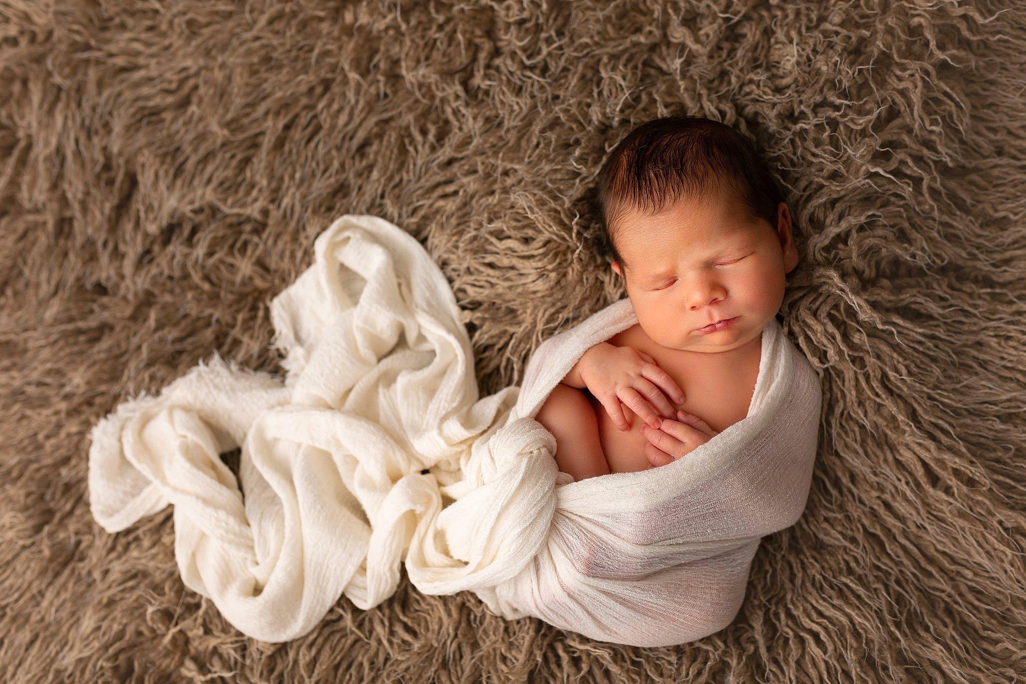 Victor participe au concours pour gagner de l'argent avec cette photo : arm, baby, baby_toddler_clothing, child, comfort, flash_photography, flooring, gesture, grass, happy, linens, people_in_nature, person, plant, sitting, skin, toddler, tree, vertebrate, wood