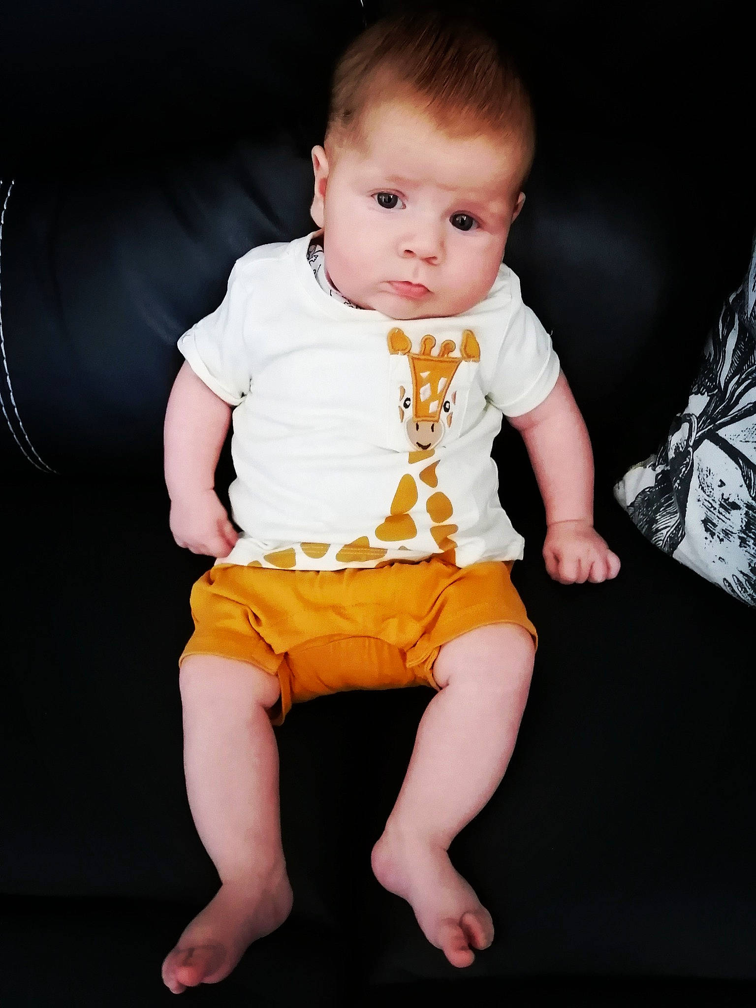 Victor participe au concours pour gagner de l'argent avec cette photo : baby, baby_toddler_clothing, cheek, child, eye, face, finger, flash_photography, hair, head, human_body, knee, leg, neck, person, shoulder, skin, sleeve, stomach, thigh