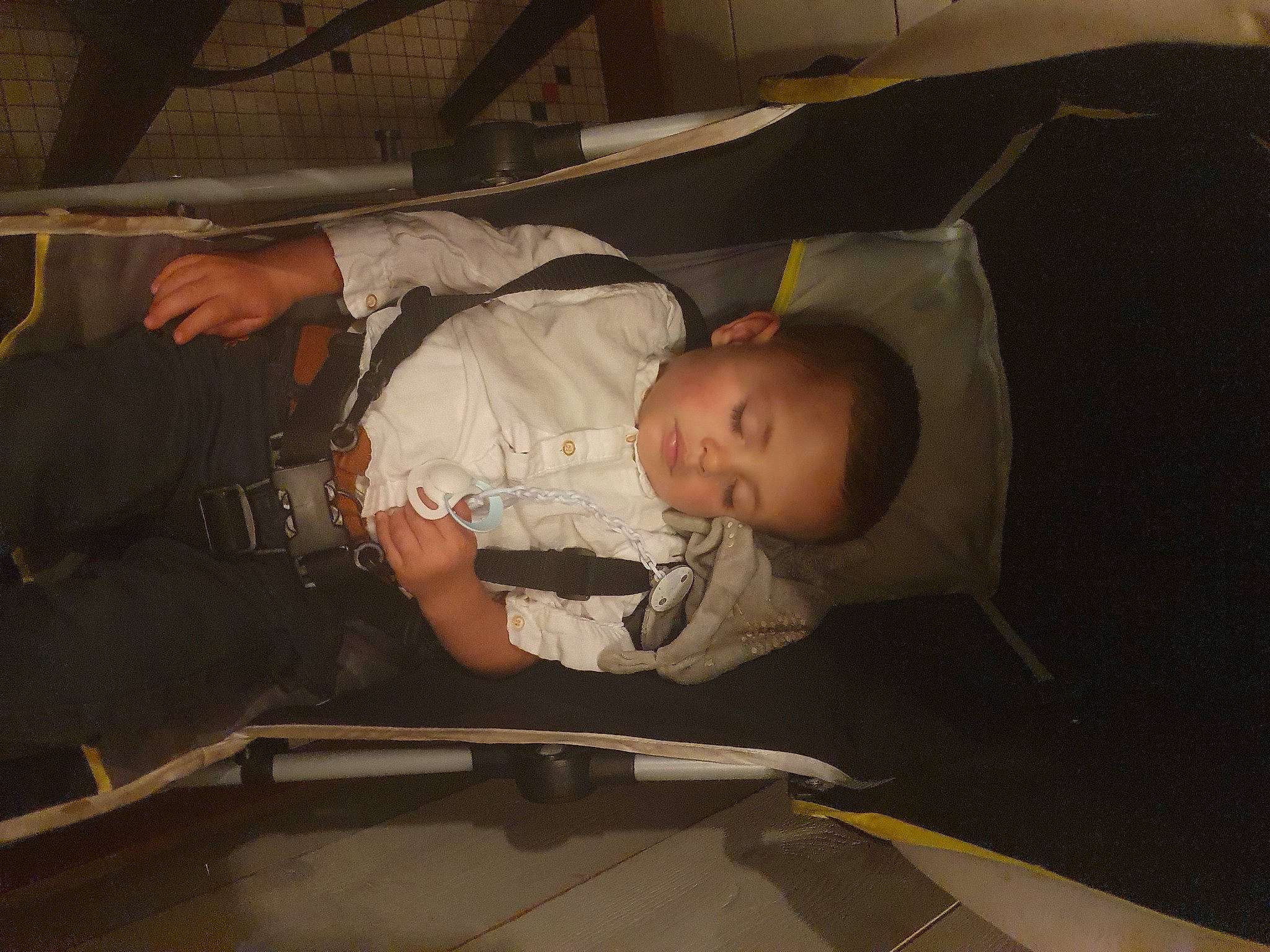 Lewis a rejoint le concours — aidez-le/la à gagner de superbes lots ! automotive_exterior, automotive_lighting, automotive_window_part, baby, baby_carriage, baby_products, baby_safety, baby_toddler_clothing, bumper, ceiling, child, comfort, fun, glass, hood, person, room, toddler, vehicle_door, windscreen_wiper