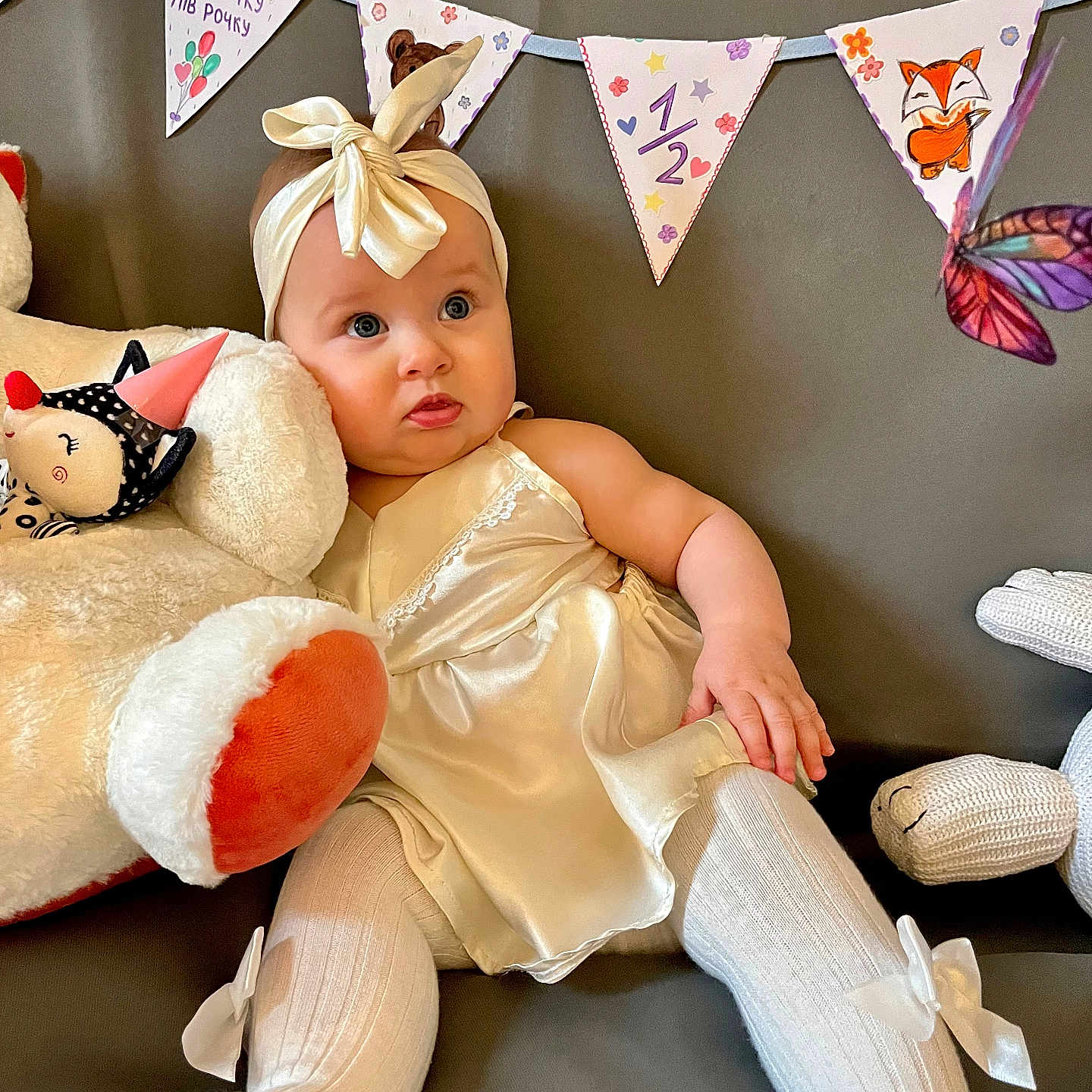 Miia a rejoint le concours — aidez-le/la à gagner de superbes lots ! baby, banner, butterfly, celebration, child, couch, cozy, cute, decorations, dress, happy, headband, indoor, infant, milestone, portrait, ribbon, soft_toys, stuffed_animal, white_tights