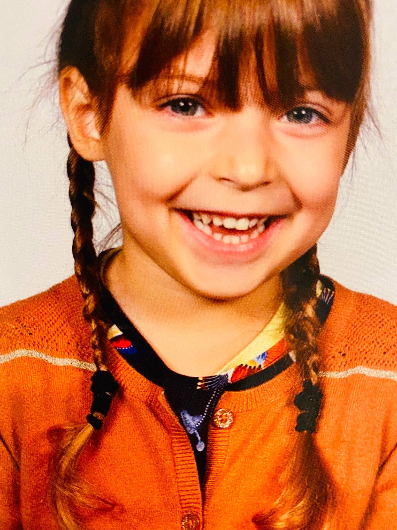 Maddy a rejoint le concours — aidez-le/la à gagner de superbes lots ! bangs, cheek, chin, eyebrow, eyelash, facial_expression, flash_photography, forehead, gesture, happy, iris, jaw, joy, lip, nose, orange, person, skin, sleeve, smile