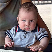 Alessio a rejoint le concours — aidez-le/la à gagner de superbes lots ! baby, child, person, face, blue_eyes, polo_shirt, sitting, hand, table, indoor, clothing, cute, skin, hair, expression, portrait, infant, casual, fashion, people