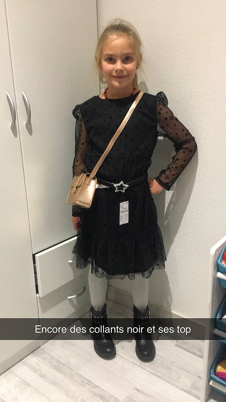 Chloé participe au concours pour gagner de l'argent avec cette photo : belt, costume, dress, event, fashion_accessory, fashion_design, formal_wear, human_leg, jewellery, joy, knee, pattern, person, personal_protective_equipment, riding_boot, room, sleeve, smile, street_fashion, thigh