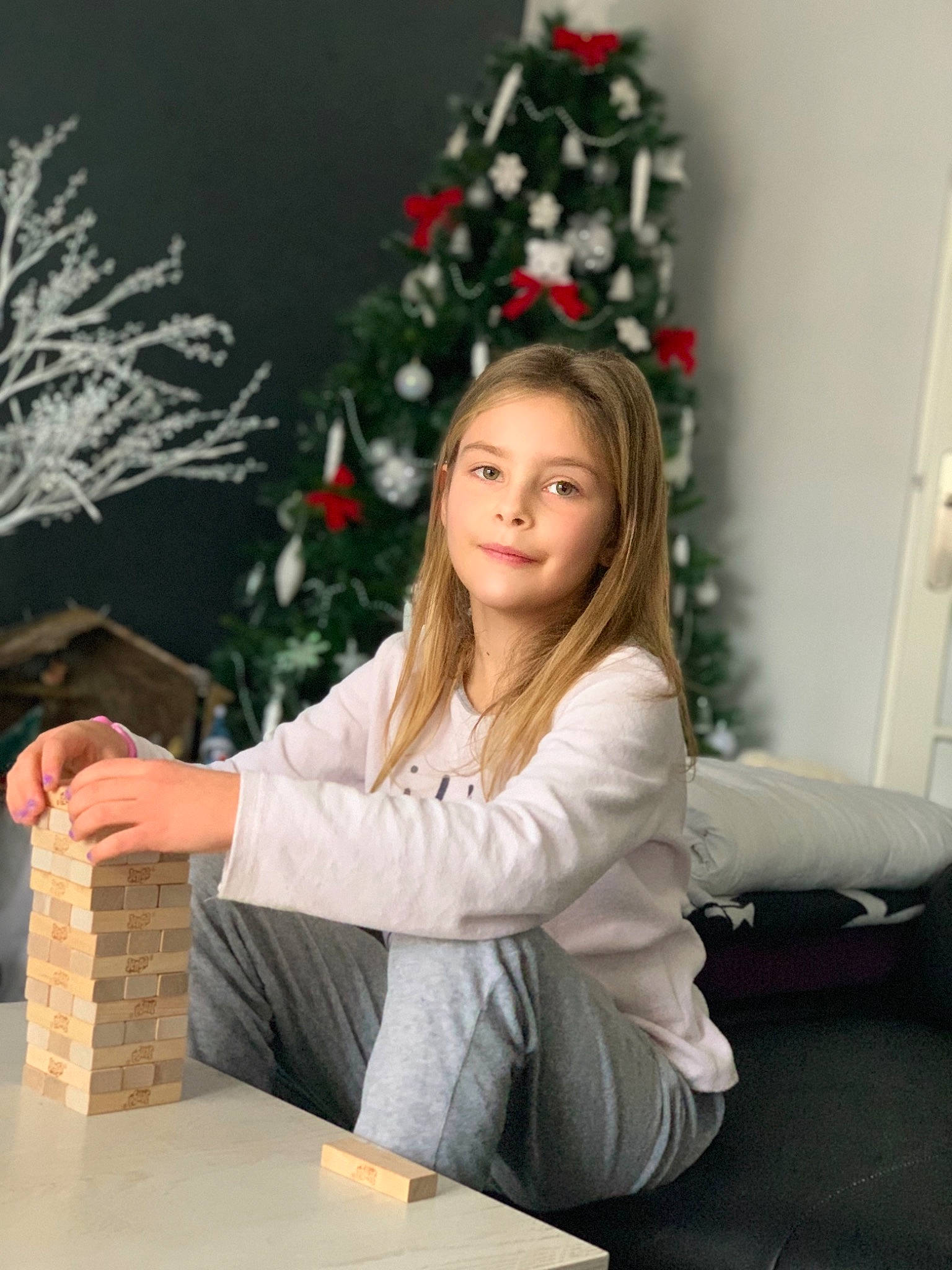 Chloé participe au concours pour gagner de l'argent avec cette photo : christmas, christmas_decoration, christmas_eve, christmas_ornament, christmas_tree, event, fun, happy, holiday, holiday_ornament, home, joy, lap, leisure, ornament, person, room, sitting, table, tree