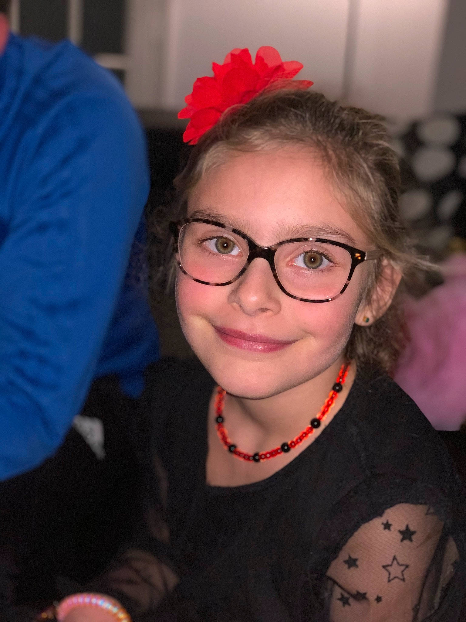 Chloé a rejoint le concours — aidez-le/la à gagner de superbes lots ! black_hair, cheek, chin, cool, ear, eye, eyebrow, eyelash, eyewear, flash_photography, forehead, glasses, happy, iris, joy, lip, mouth, person, pink, skin