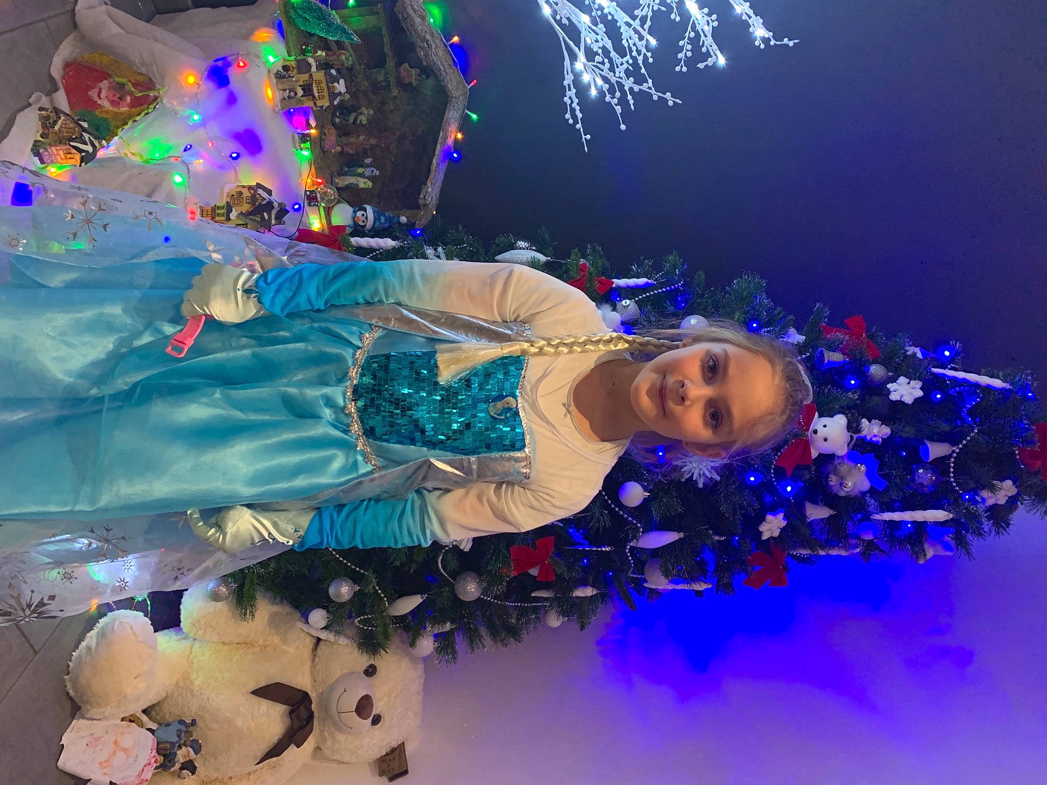 Chloé a rejoint le concours — aidez-le/la à gagner de superbes lots ! christmas, christmas_decoration, christmas_eve, christmas_ornament, electric_blue, entertainment, event, fun, happy, holiday, leisure, performance_art, performing_arts, person, plant, purple, sky, smile, tree, woody_plant