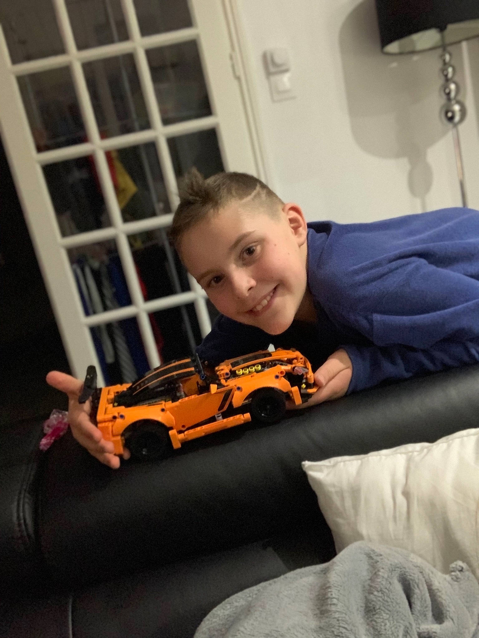 Kenzo a rejoint le concours — aidez-le/la à gagner de superbes lots ! automotive_design, baby, comfort, couch, flooring, happy, joy, musical_instrument, orange, person, plucked_string_instruments, pumpkin, room, sitting, smile, string_instrument, t_shirt, toddler, toy, wheel