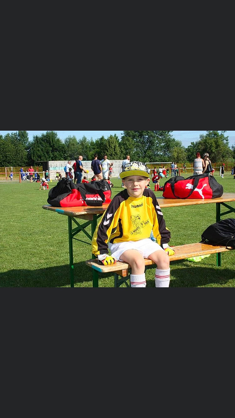 Kenzo a rejoint le concours — aidez-le/la à gagner de superbes lots ! bench, boats_and_boating_equipment_and_supplies, chair, championship, competition_event, event, fun, games, grass, hat, headwear, joy, lawn, leisure, outdoor_recreation, person, personal_protective_equipment, player, recreation, shorts