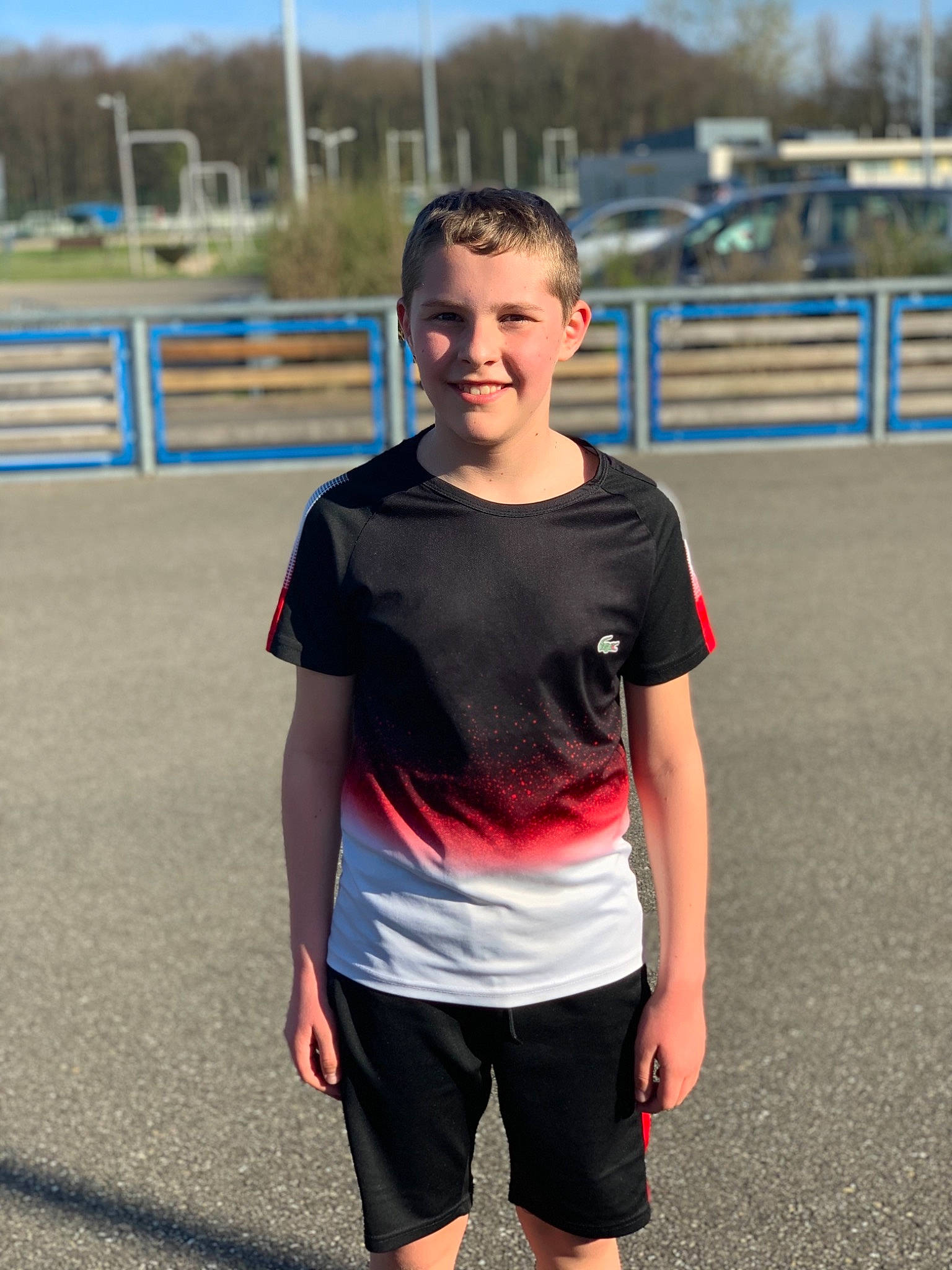 Kenzo a rejoint le concours — aidez-le/la à gagner de superbes lots ! active_shorts, asphalt, athlete, competition_event, electric_blue, eyewear, joy, leisure, person, plant, player, recreation, road, running, shorts, sky, sleeve, sports, sportswear, street_fashion