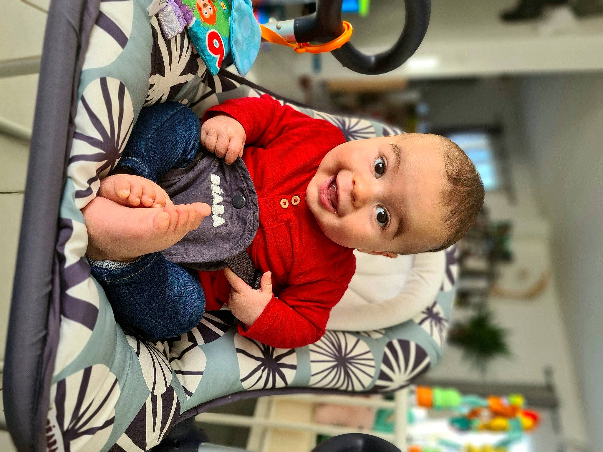 Ilyan a rejoint le concours — aidez-le/la à gagner de superbes lots ! automotive_tire, baby, baby_products, child, costume, event, fictional_character, fun, happy, holiday, leisure, party, person, recreation, sitting, smile, tire, toddler, tree, vehicle