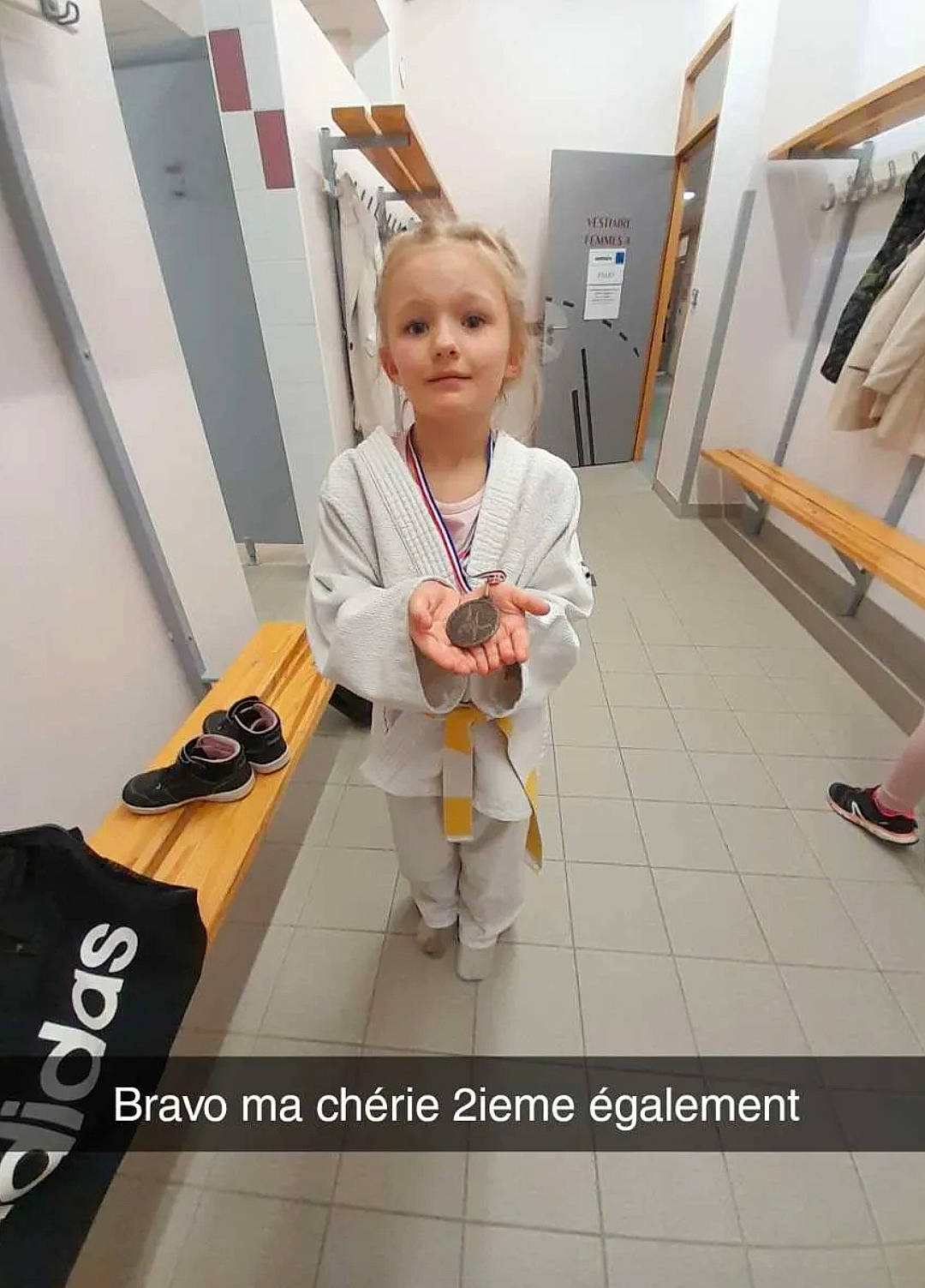 Enora a rejoint le concours — aidez-le/la à gagner de superbes lots ! baby, bag, child, cleanliness, fashion_design, floor, flooring, font, human_leg, joint, luggage_and_bags, person, product, room, selfie, shoe, sleeve, standing, toddler, waist