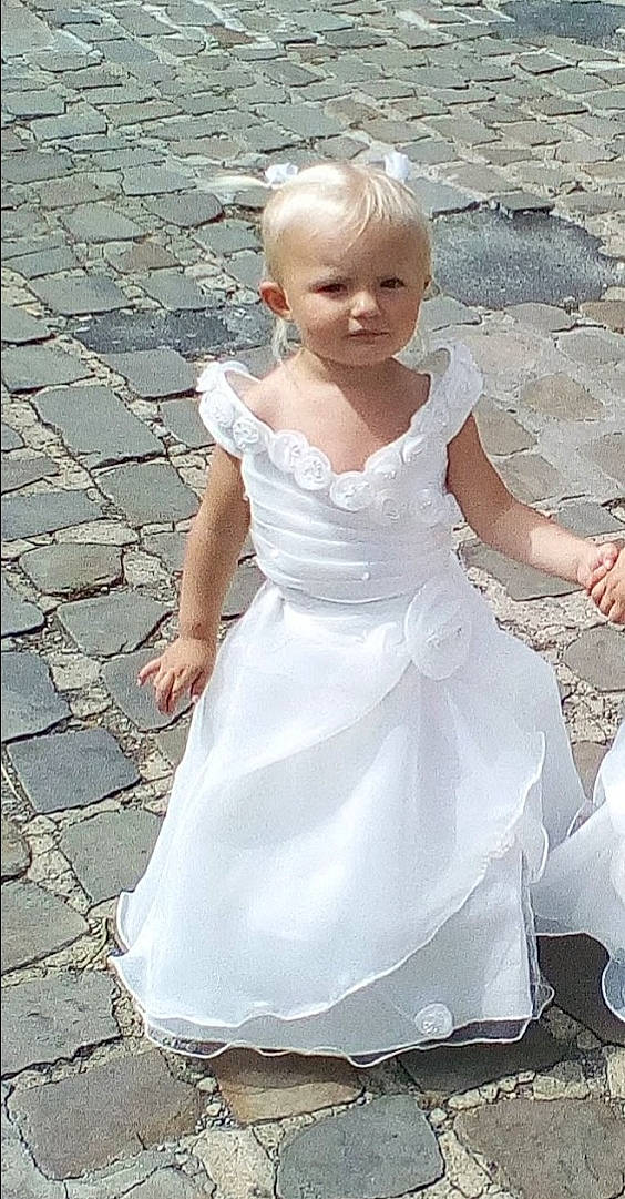 Engelys a rejoint le concours — aidez-le/la à gagner de superbes lots ! bridal_accessory, bridal_clothing, bridal_party_dress, bridal_veil, dress, embellishment, event, flash_photography, formal_wear, gesture, gown, hairstyle, happy, headpiece, human_body, person, pink, veil, waist, wedding_ceremony_supply