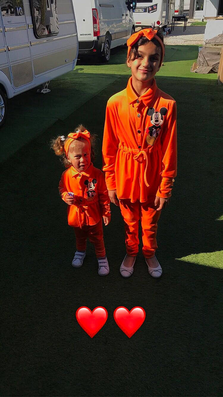 Liway participe au concours pour gagner de l'argent avec cette photo : asphalt, black, compact_van, event, fun, grass, headwear, joy, light_commercial_vehicle, motor_vehicle, orange, person, personal_protective_equipment, photograph, red, smile, snapshot, sunglasses, tire, toddler