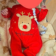 Lowen a rejoint le concours — aidez-le/la à gagner de superbes lots ! baby, blanket, child, christmas, clothing, comfort, cute, footed_pajamas, holiday, indoors, infant, newborn, pacifier_clip, plush_toy, red_onesie, reindeer, resting, sleeping_area, soft_texture, warm