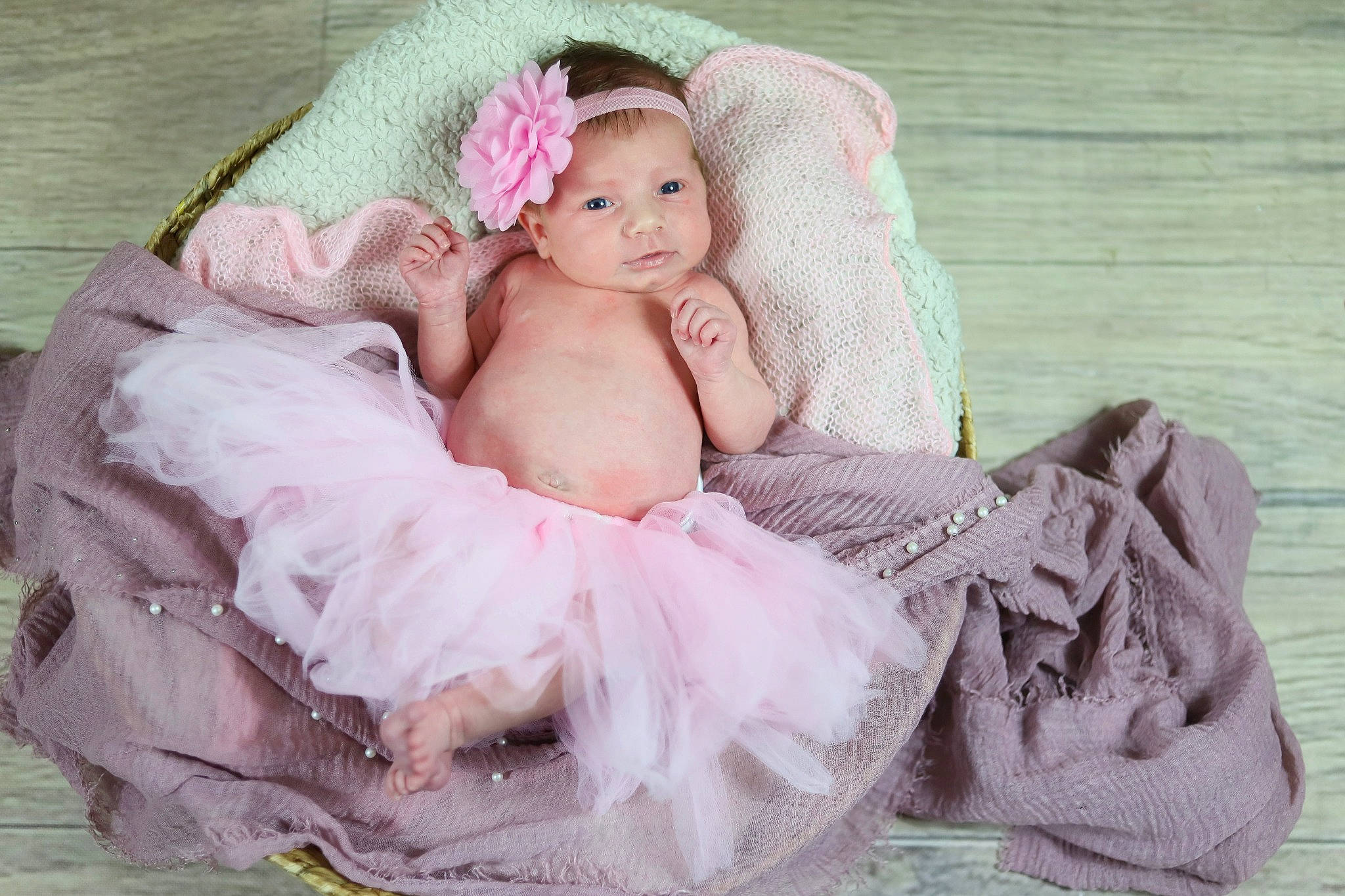 Clémentine participe au concours pour gagner de l'argent avec cette photo : baby, baby_products, baby_sleeping, baby_toddler_clothing, bonnet, cheek, child, costume_accessory, embellishment, hair_accessory, headband, headgear, headpiece, nose, peach, person, pink, stomach