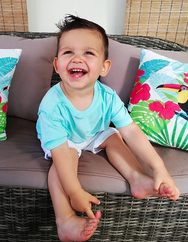 Lorenzo a rejoint le concours — aidez-le/la à gagner de superbes lots ! baby, baby_toddler_clothing, barefoot, beauty, child, daughter, face, facial_expression, happy, head, joy, laugh, leg, person, play, sitting, skin, smile, thigh, toddler