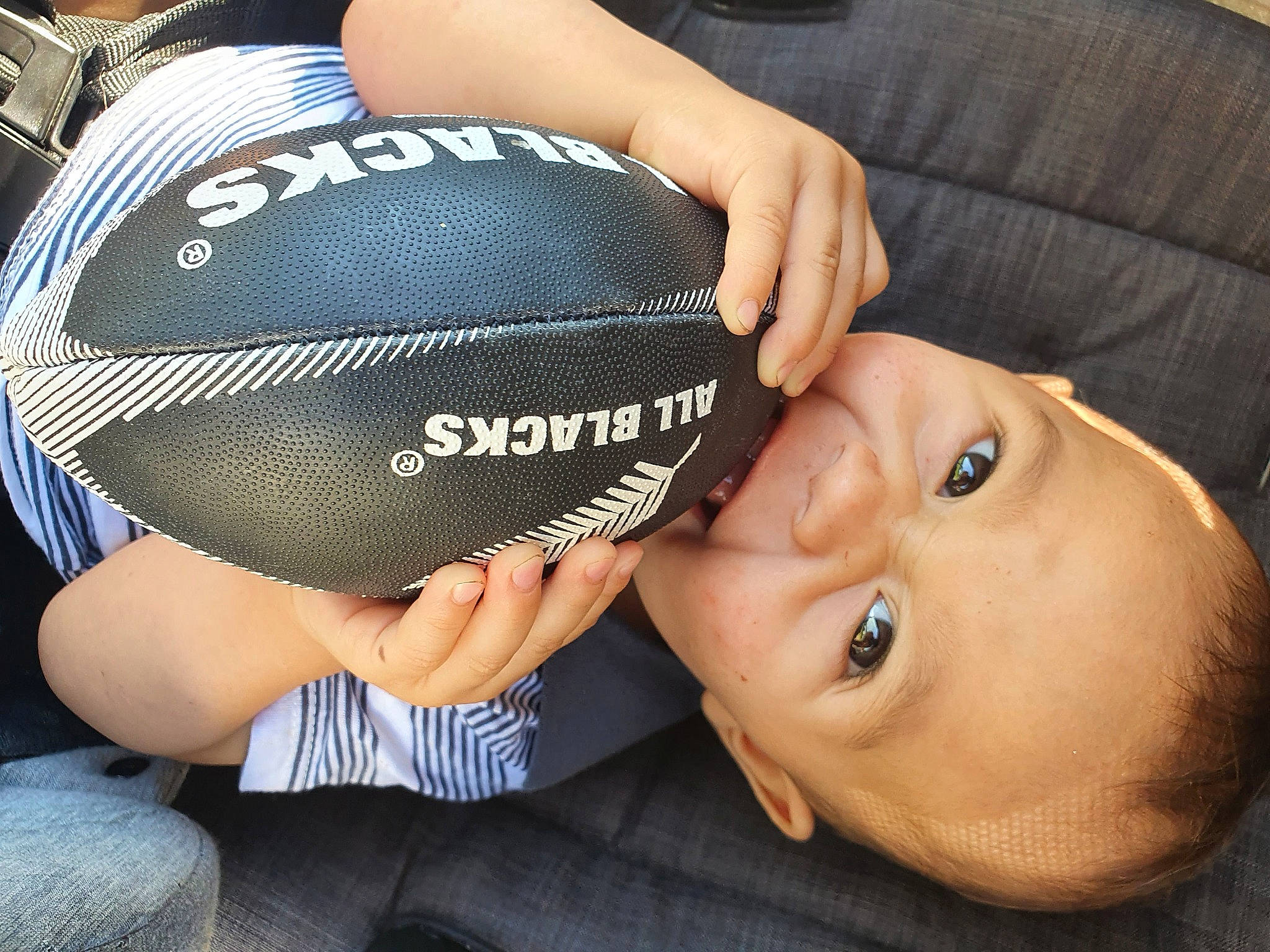 Lucenzo participe au concours pour gagner de l'argent avec cette photo : audio_equipment, baby, baby_toddler_clothing, ball, child, comfort, cool, elbow, electric_blue, eyelash, finger, gesture, hand, happy, knee, nail, person, thigh, thumb, toddler