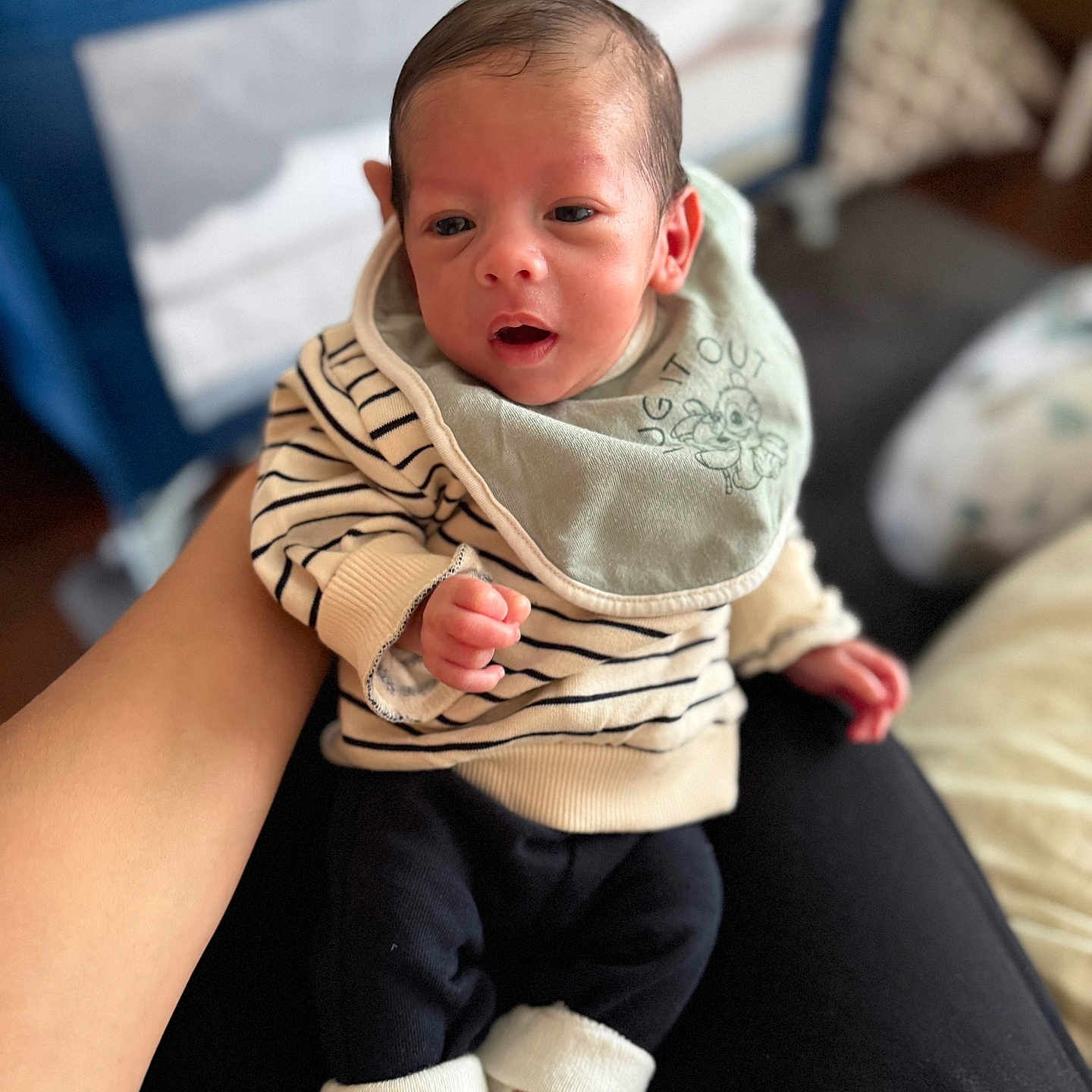 Zakaria a rejoint le concours — aidez-le/la à gagner de superbes lots ! baby, infant, child, person, clothing, bib, striped_shirt, socks, hand, lap, indoors, blurred_background, cute, small, newborn, portrait, sitting, soft_light, warmth, cozy