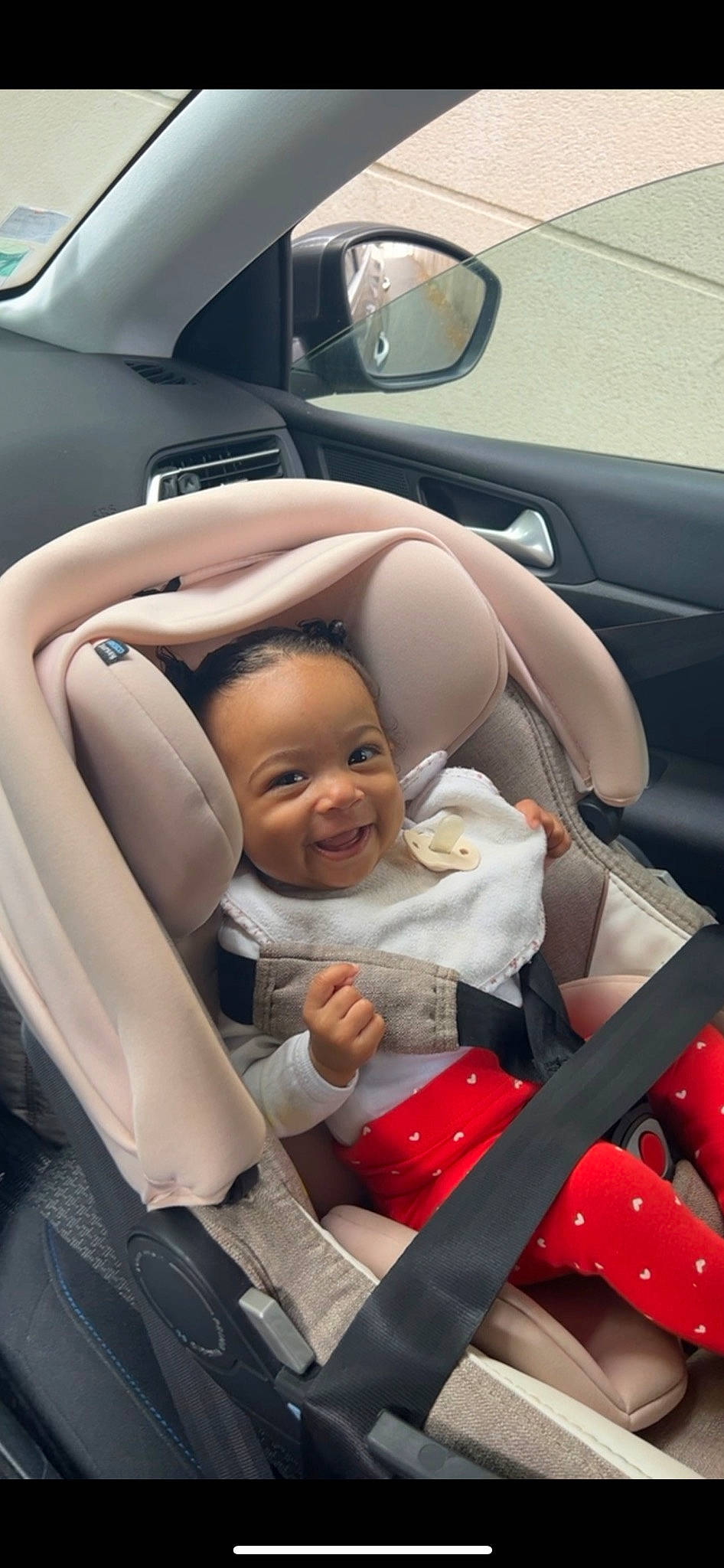 Linaya a rejoint le concours — aidez-le/la à gagner de superbes lots ! auto_part, automotive_design, automotive_exterior, baby, car, car_seat, car_seat_cover, comfort, family_car, happy, head_restraint, motor_vehicle, person, personal_luxury_car, smile, steering_part, steering_wheel, toddler, vehicle, vehicle_door