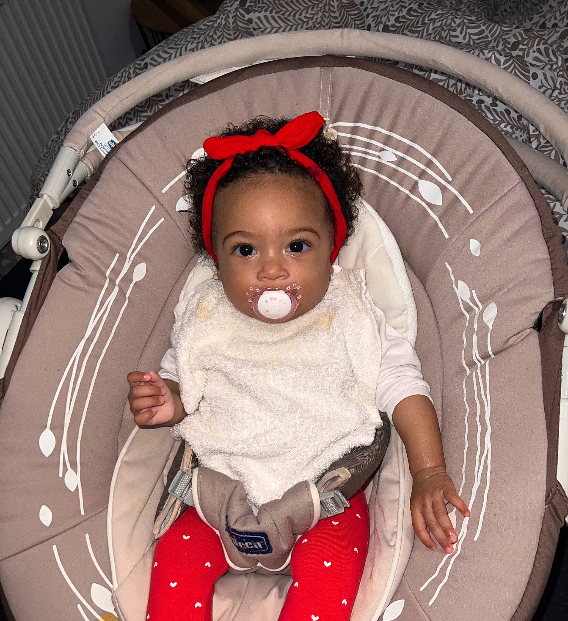 Linaya a rejoint le concours — aidez-le/la à gagner de superbes lots ! baby, baby_carriage, baby_products, baby_safety, baby_sleeping, baby_toddler_clothing, carmine, cheek, child, circle, comfort, face, fashion_accessory, fun, hairstyle, pattern, person, sitting, sleeve, toddler