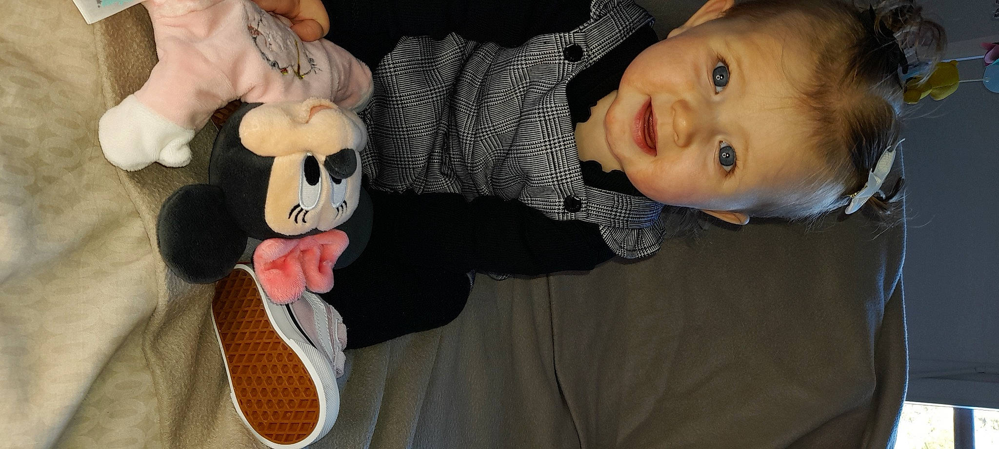 Chelsea participe au concours pour gagner de l'argent avec cette photo : baby, baby_toddler_clothing, child, cool, fun, fur, hand, happy, head, human_body, mouth, nose, person, sitting, sleeve, smile, stuffed_toy, toddler, toy, tree