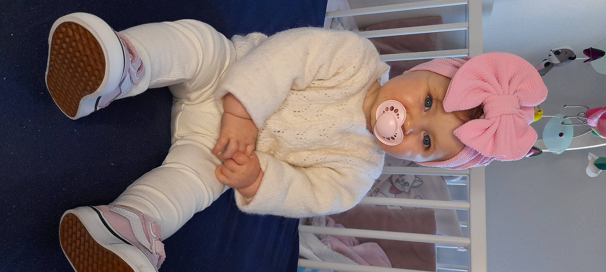 Chelsea participe au concours pour gagner de l'argent avec cette photo : abdomen, baby, baby_products, baby_toddler_clothing, child, comfort, elbow, finger, gesture, hat, headwear, human_leg, joint, knee, mouth, person, product, room, stuffed_toy, thumb