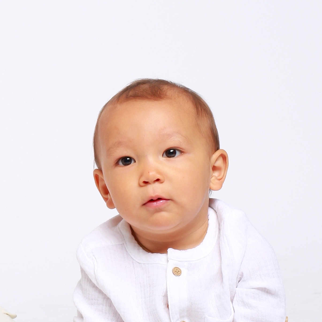 Liam participe au concours pour gagner de l'argent avec cette photo : baby, bodypart, clothing, crawling, face, finger, frown, hand, happy, head, longsleeve, newborn, person, photography, portrait, sad, shirt, sitting, sleeve, smile
