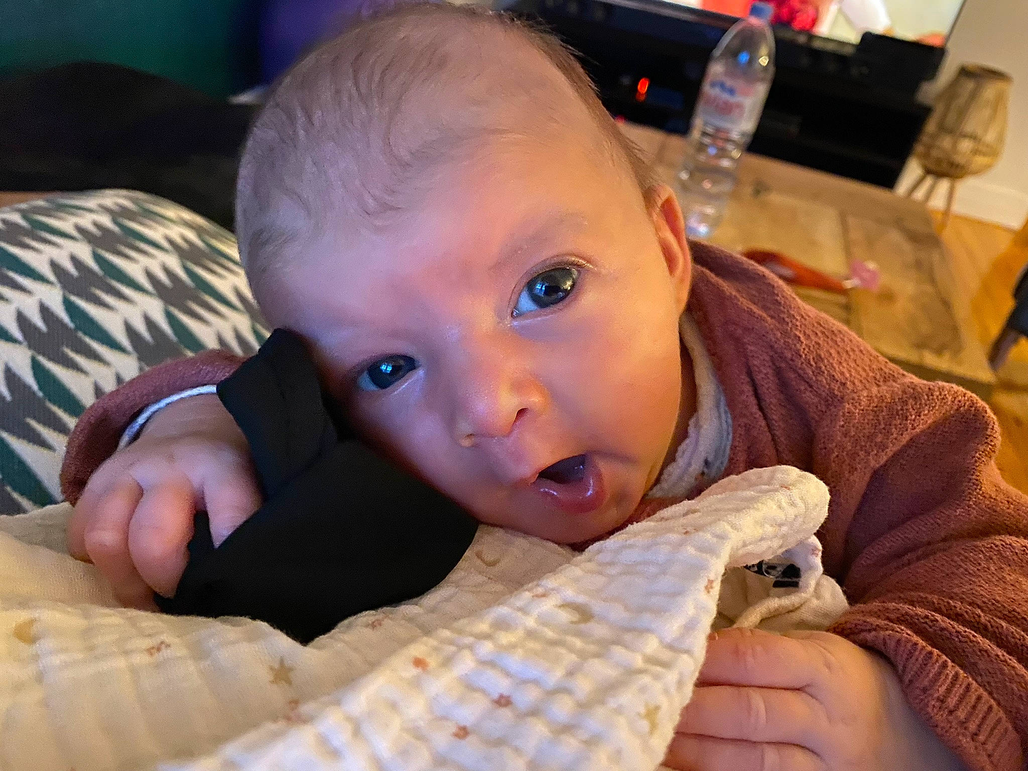 Athéna participe au concours pour gagner de l'argent avec cette photo : baby, chair, cheek, child, comfort, ear, eyelash, facial_expression, finger, fun, iris, mouth, nail, nose, person, skin, smile, thumb, toddler, tummy_time