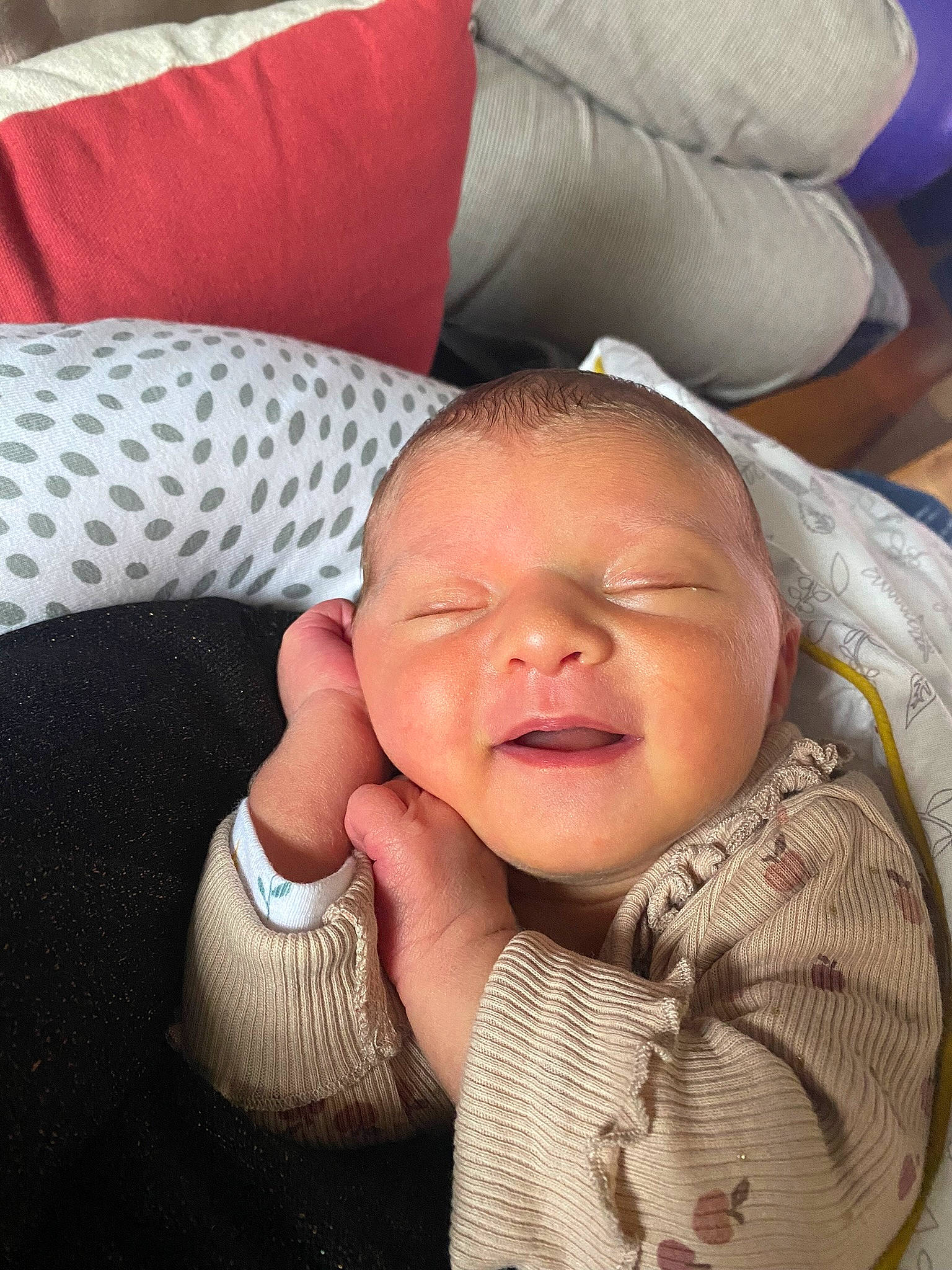 Athéna a rejoint le concours — aidez-le/la à gagner de superbes lots ! baby, baby_products, baby_toddler_clothing, cheek, child, comfort, finger, gesture, hand, happy, lip, mouth, nose, person, sitting, sleeve, smile, textile, thumb, toddler