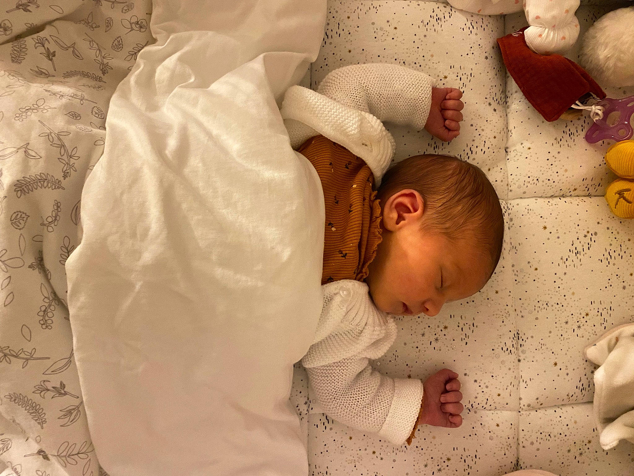 Athéna a rejoint le concours — aidez-le/la à gagner de superbes lots ! art, baby, baby_products, baby_sleeping, baby_toddler_clothing, bed, bed_sheet, bedding, bedtime, child, comfort, event, happy, linens, nap, pattern, person, room, skin, sleep