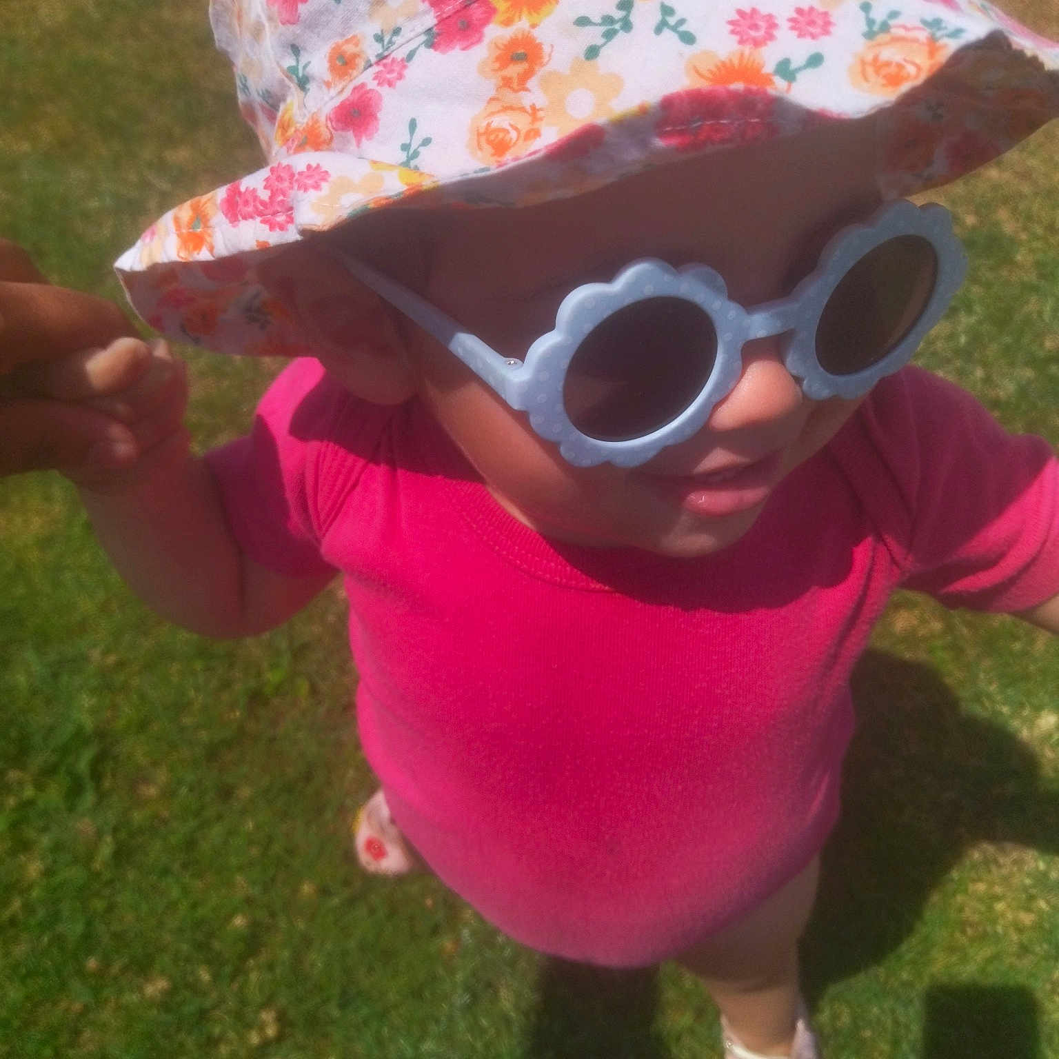 Alina participe au concours pour gagner de l'argent avec cette photo : eyewear, glasses, goggles, grass, grassland, happy, hat, leisure, magenta, pattern, people_in_nature, pink, plant, recreation, summer, sun_hat, sunglasses, t_shirt, toddler, vision_care