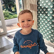 Alexis a rejoint le concours — aidez-le/la à gagner de superbes lots ! blue_clothing, boy, casual_clothing, child, daylight, door, floor_tiles, glass, hand_holding, happy, home_interior, indoor, patterned_wall, person, portrait, shadow, short_hair, smiling, sunlight, sweatshirt