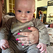 Lyam a rejoint le concours — aidez-le/la à gagner de superbes lots ! baby, child, indoor, person, hand, nail_polish, clothing, face, blue_eyes, sitting, adult, home, furniture, table, background, portrait, skin, holding, cozy, cute