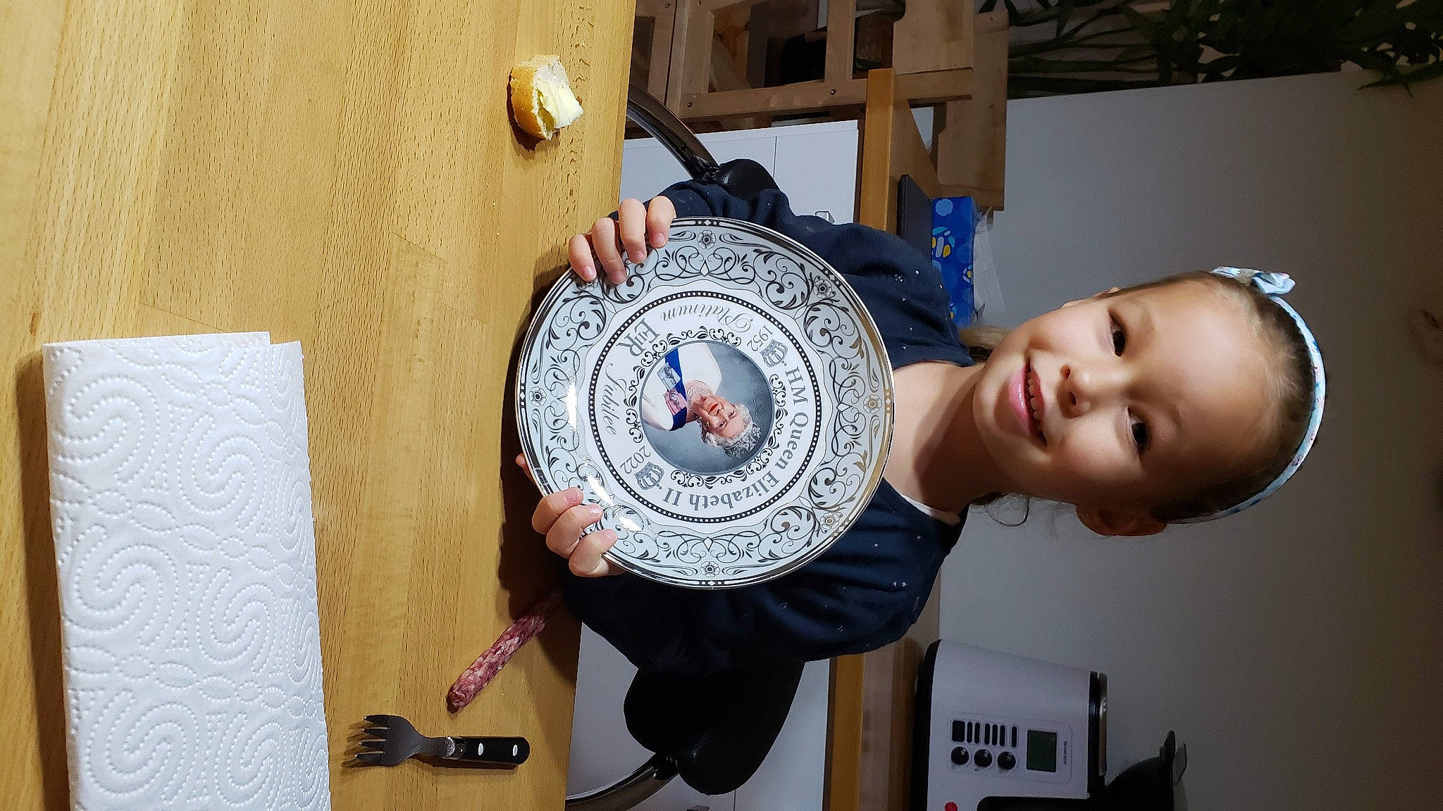 Tessa a rejoint le concours — aidez-le/la à gagner de superbes lots ! automotive_wheel_system, circle, craft, creative_arts, elbow, fashion_accessory, home_accessories, joy, person, room, sleeve, smile, t_shirt, toddler, visual_arts, wood, wrist