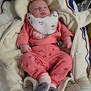 Elyana a rejoint le concours — aidez-le/la à gagner de superbes lots ! baby, baby_bib, blanket, child, cozy, cute, cute_outfit, floral_pattern, indoor, infant, newborn, pink_clothing, portrait, resting, sleeping, small_hands, socks, soft_texture, warm, wrapped