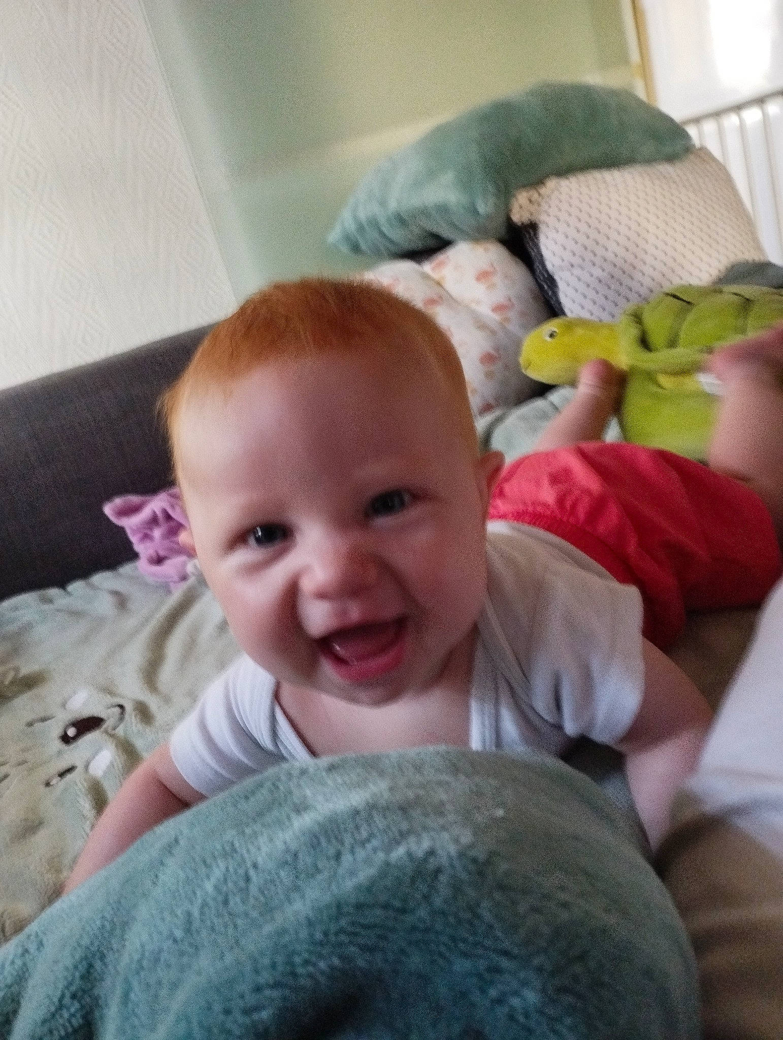 Judith a rejoint le concours — aidez-le/la à gagner de superbes lots ! baby, baby_products, baby_toddler_clothing, bed, bedding, cheek, child, comfort, happy, laugh, linens, nose, person, play, room, sitting, skin, smile, t_shirt, textile